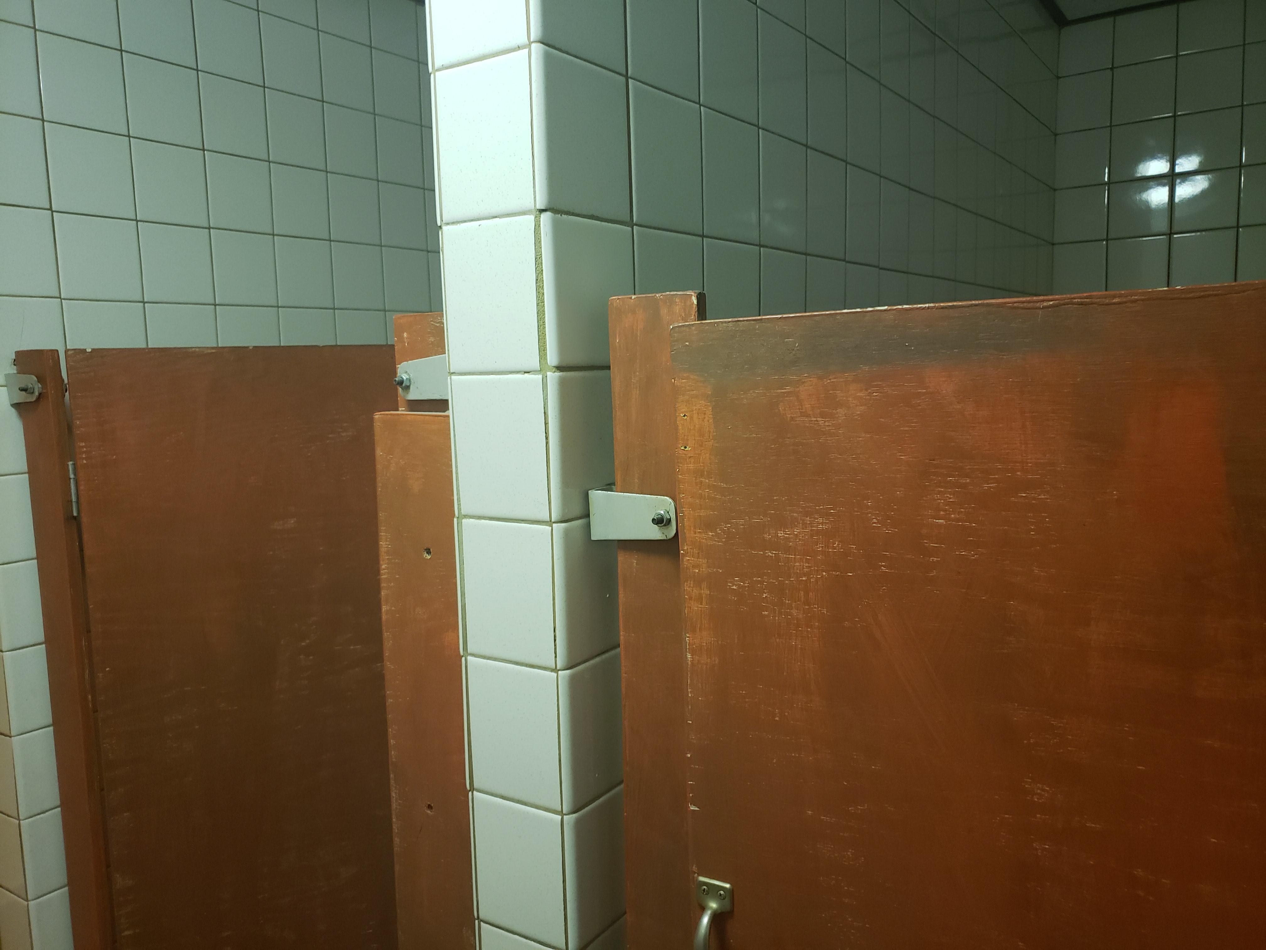 These Bathroom Stalls Are So Short I Can See Over Them... r/CrappyDesign
