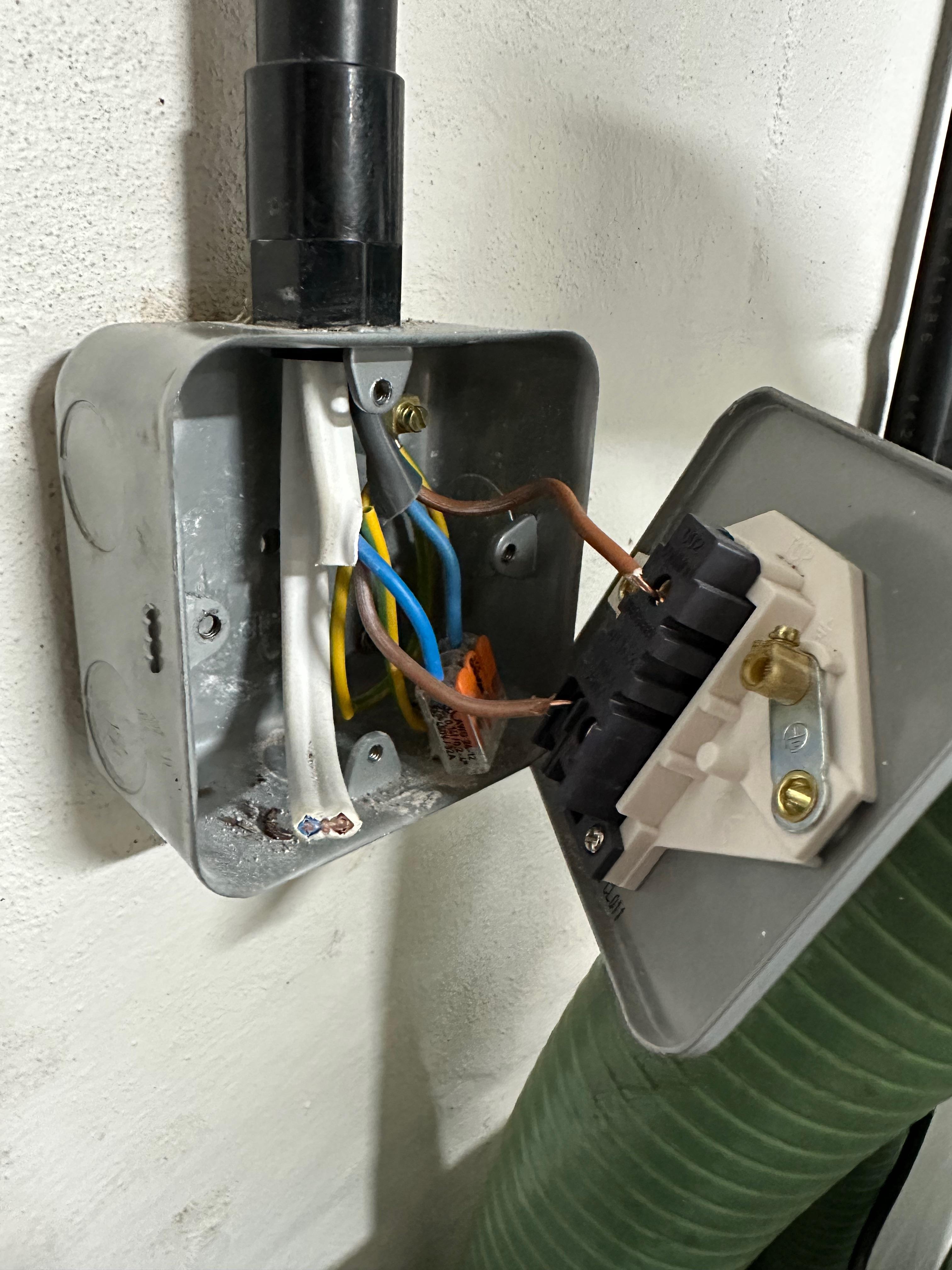 Outdoor PIR Light Wiring how to wire in the live? r/DIYUK