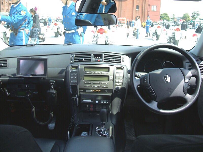 Why do Japanese police cars have two rear view mirrors? r/Autos