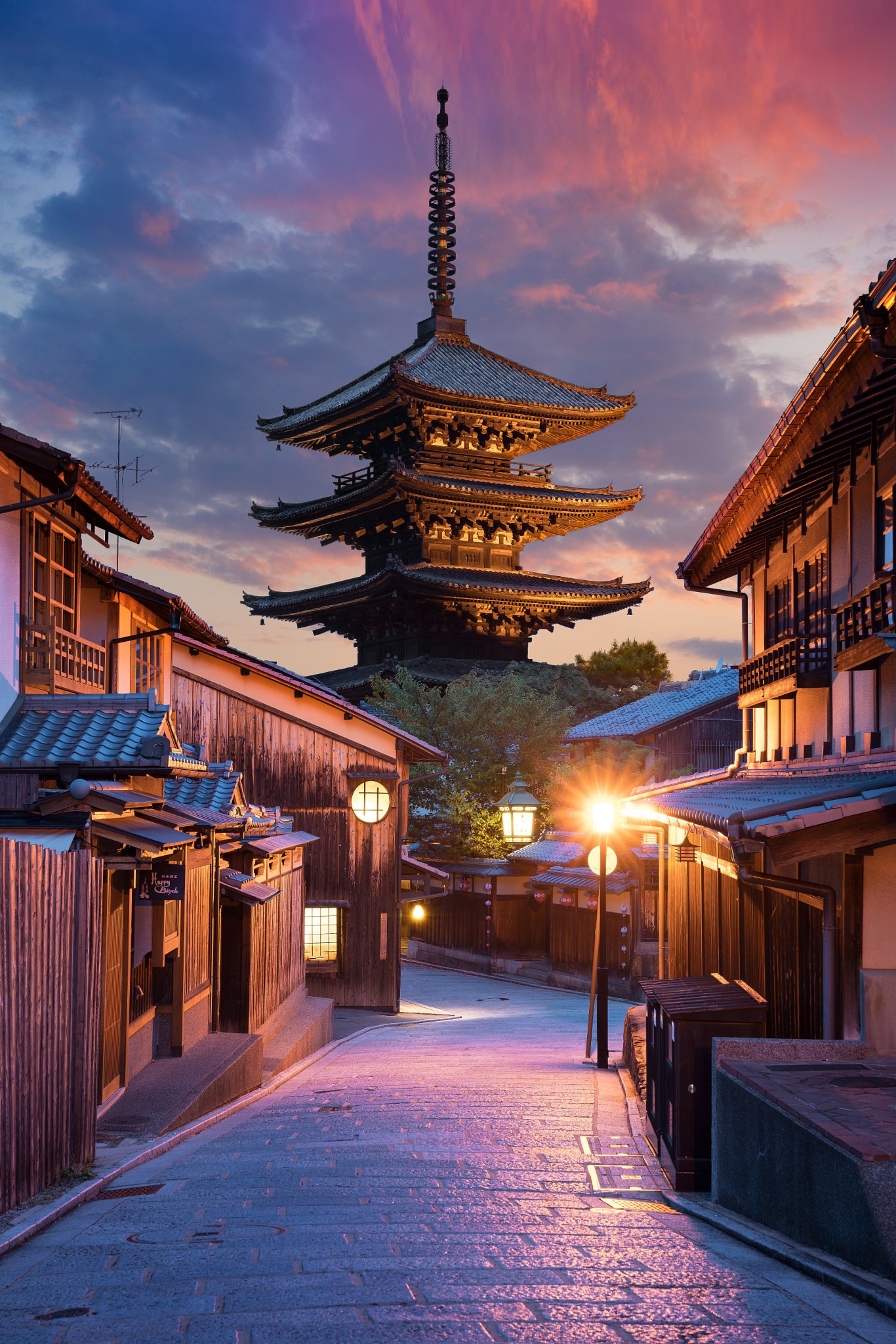 The Yasaka Pagoda in Kyoto, Japan. r/ArchitecturalRevival