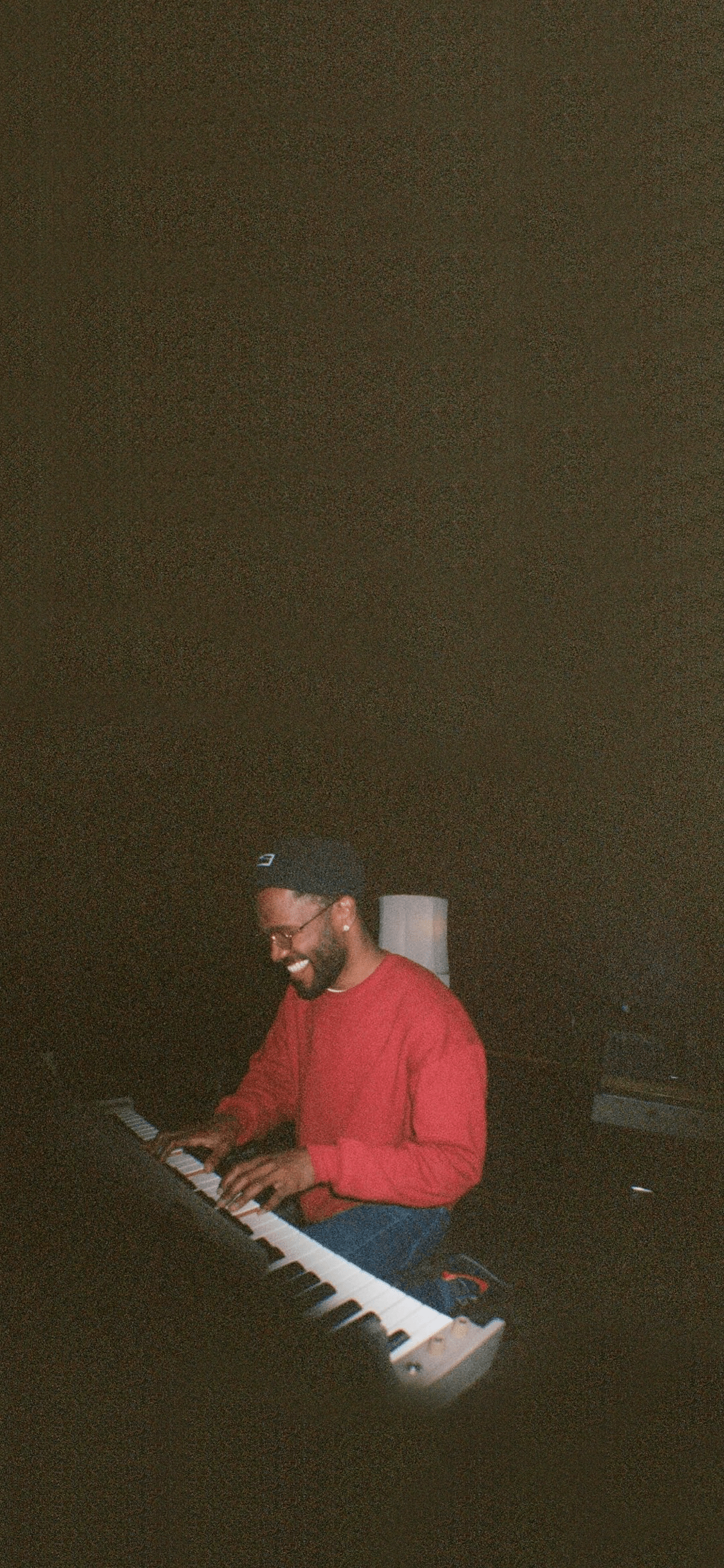 [ wallpaper ] frank on da piano 😳 r/FrankOcean
