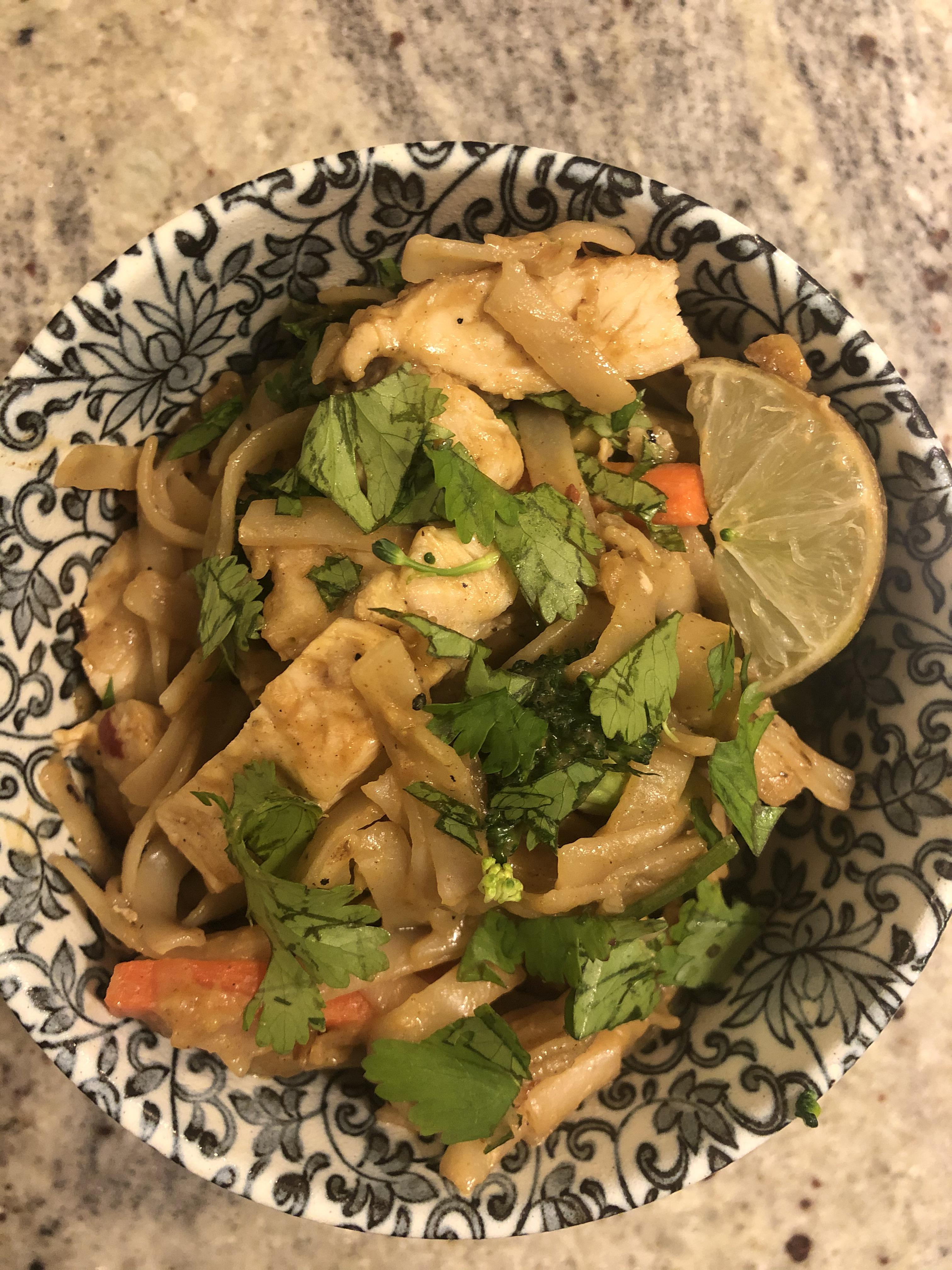 [Homemade] Thai style rice noodles with chicken in a peanut sauce r/food