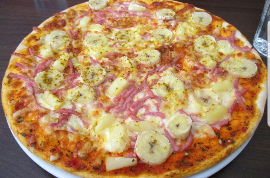 Oooo! Is that a banana, ham and cinnamon pizza?! Yummy in my tummy! r