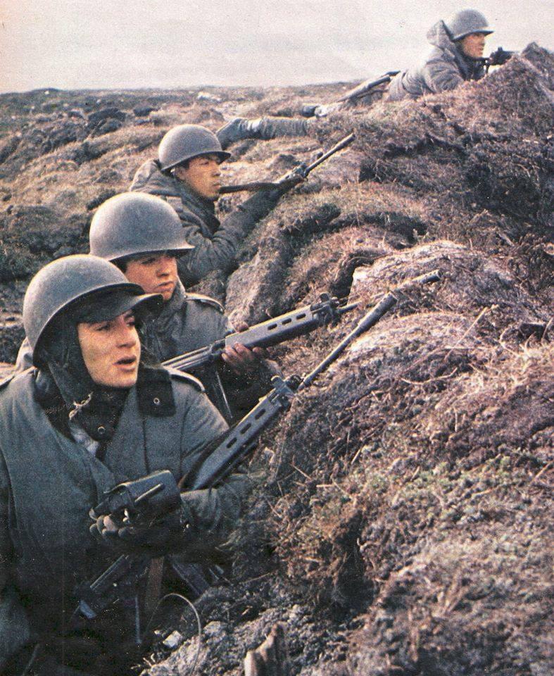 Argentinian Troops during the Falklands War, 1982 [1120x860] r