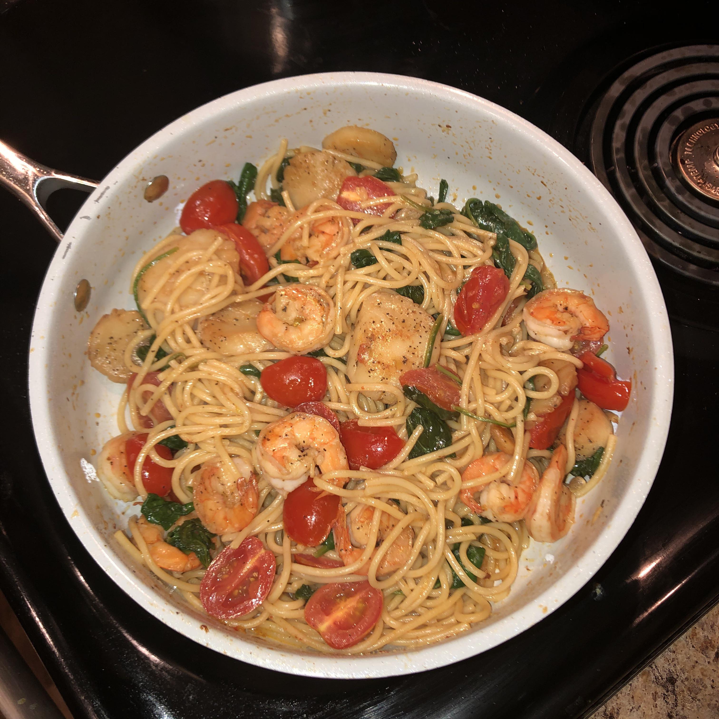[homemade] Shrimp and scallop Florentine pasta r/food