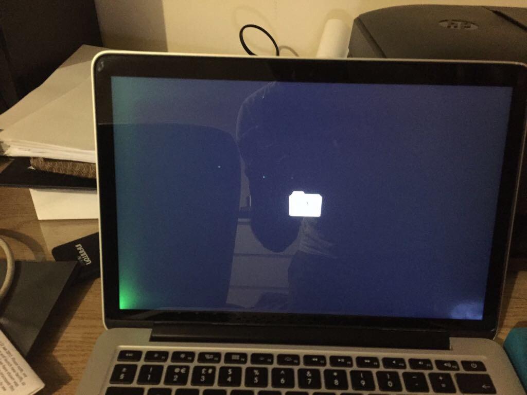 [help] how to fix this. the green light on the screen at the left