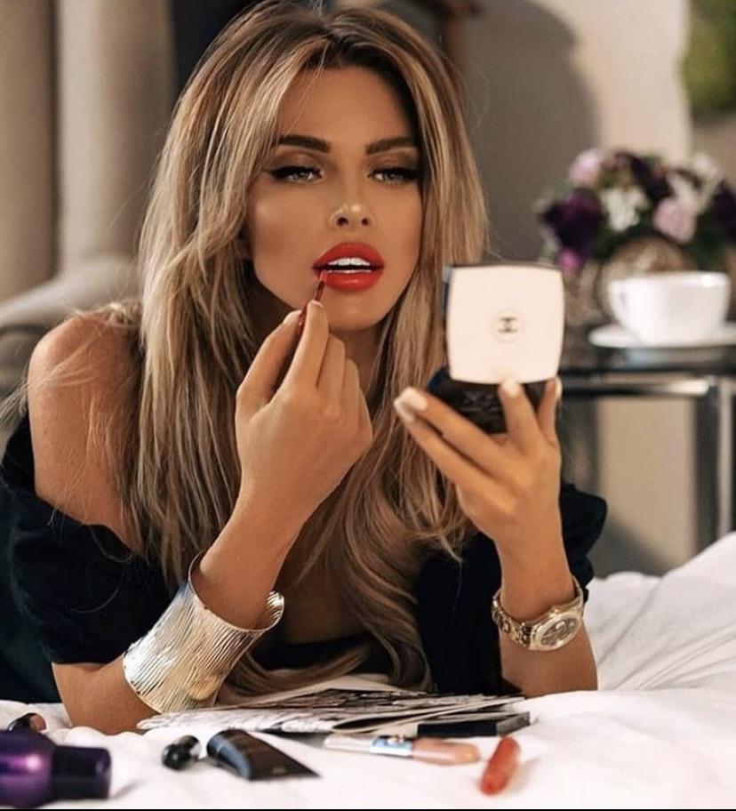 Applying War Paint r/WomenWithWatches