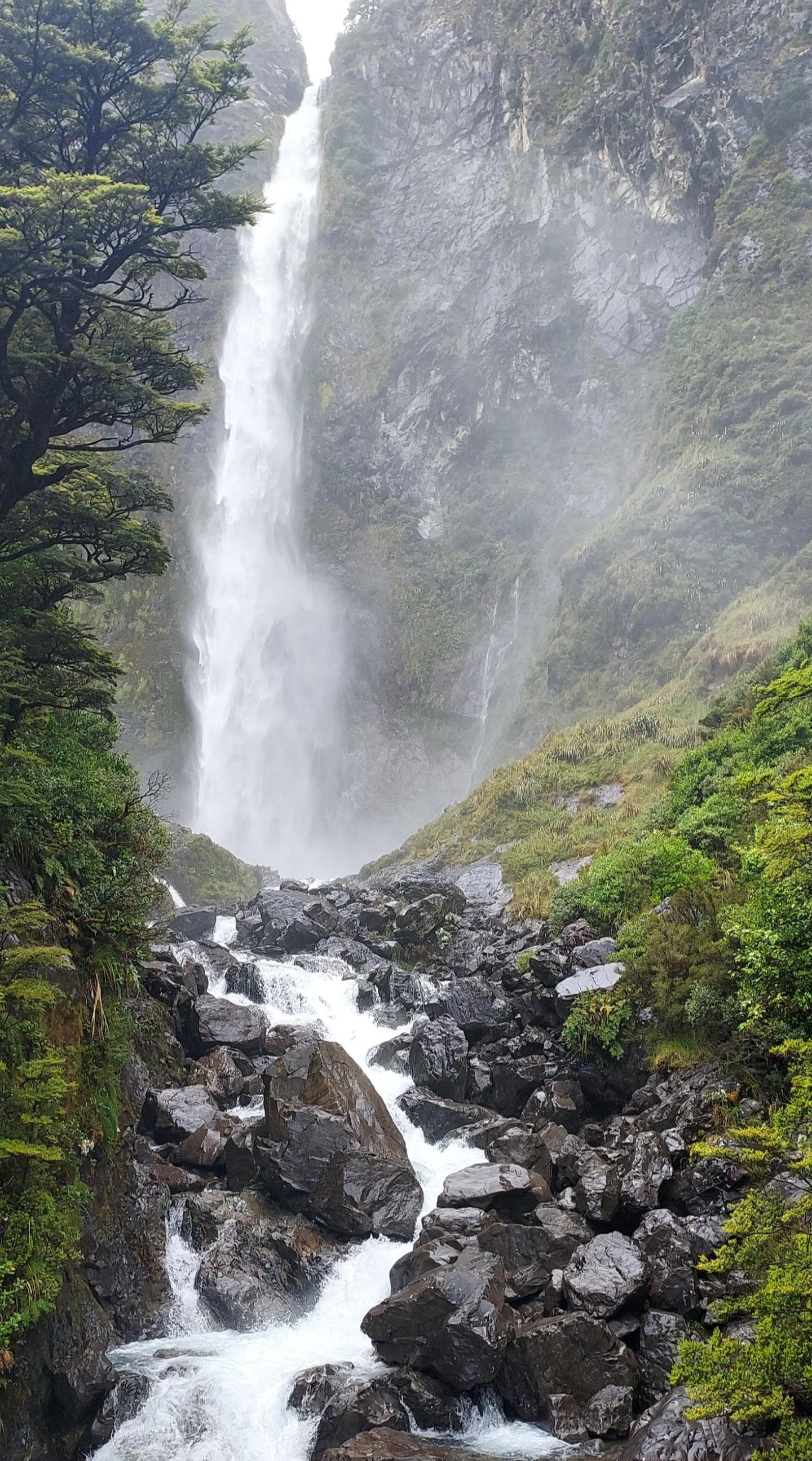 Devil's Punchbowl Waterfall, New Zealand [OC] (1440x2590) r/EarthPorn