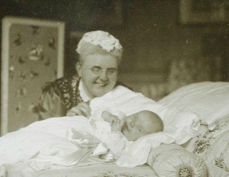 Queen Emma of Netherlands with her granddaughter, Princess Juliana of
