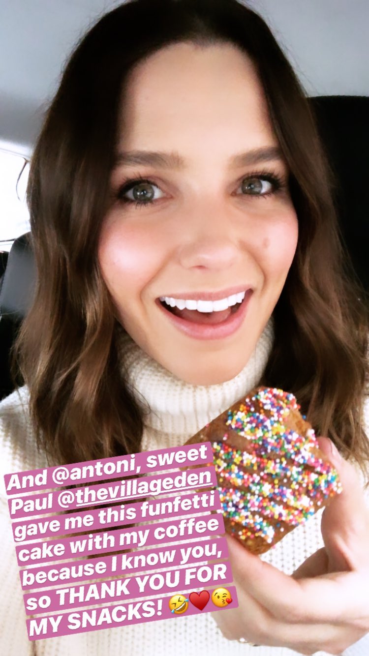 🔞funfetti cake selfie, very beautiful of Sophia Bush NUDE