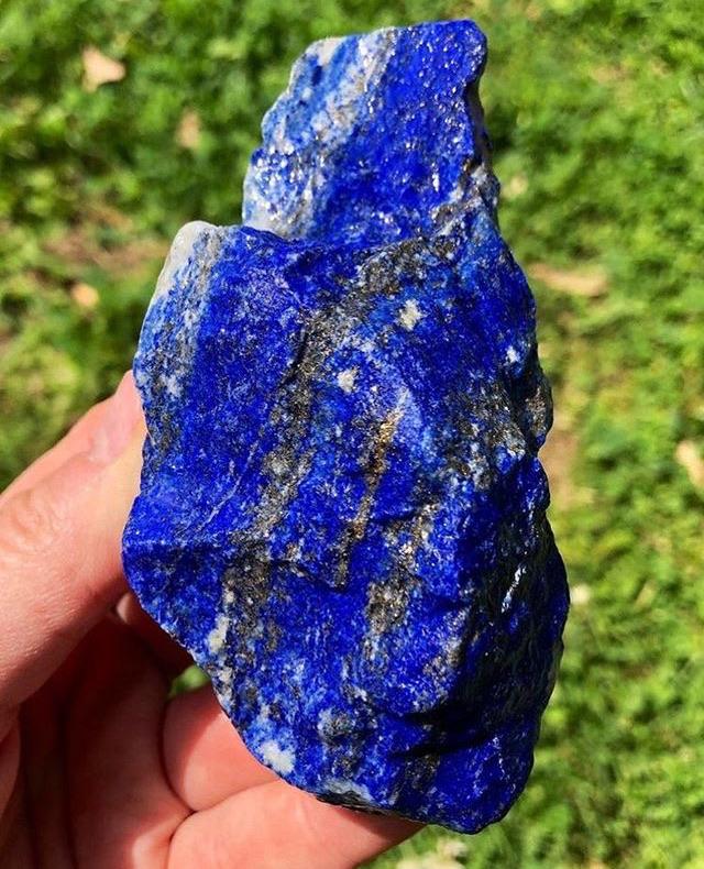 Just look at this beautiful blue stone. r/interestingasfuck