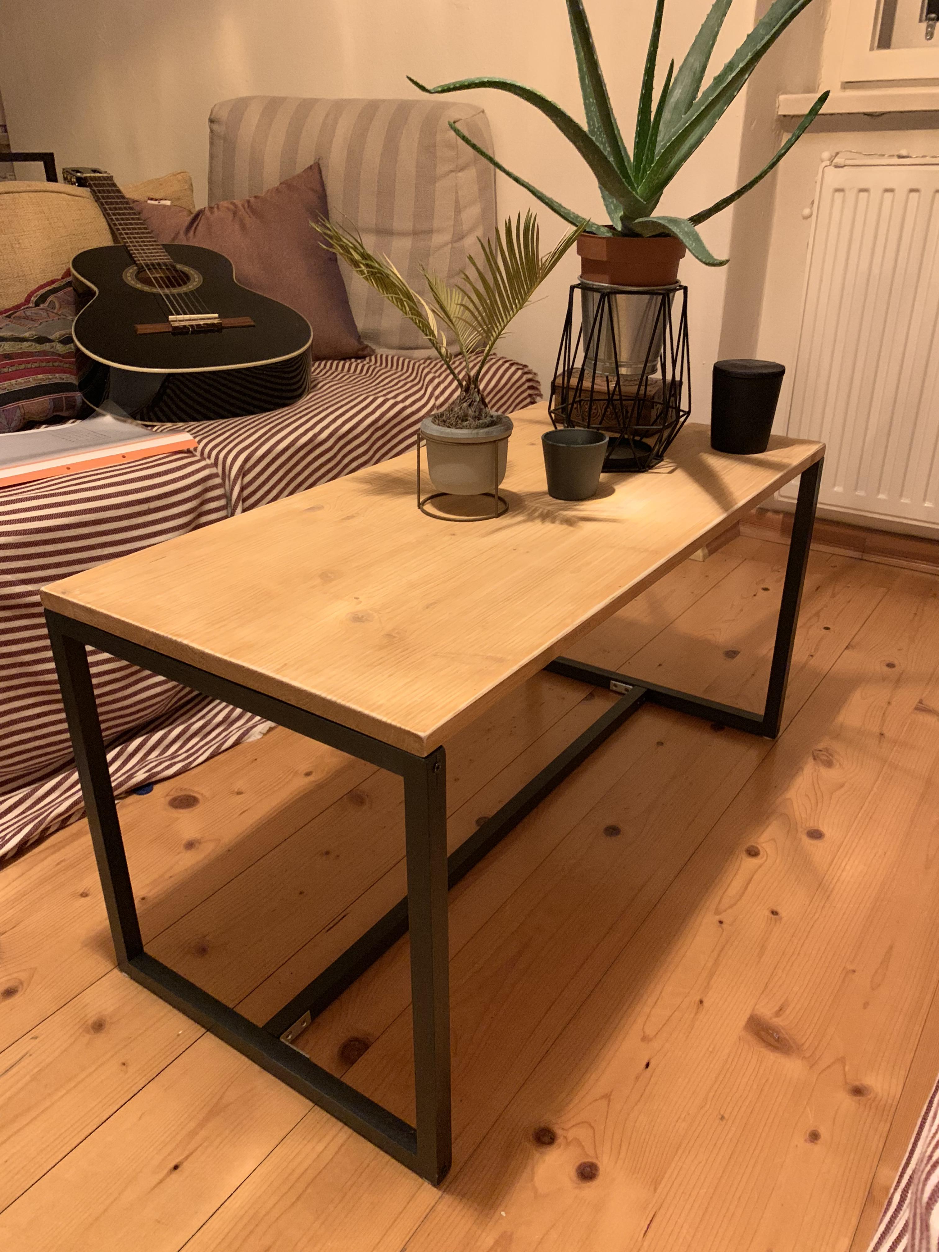 Helped my girlfriend build a lowbudget couch table. Our first real