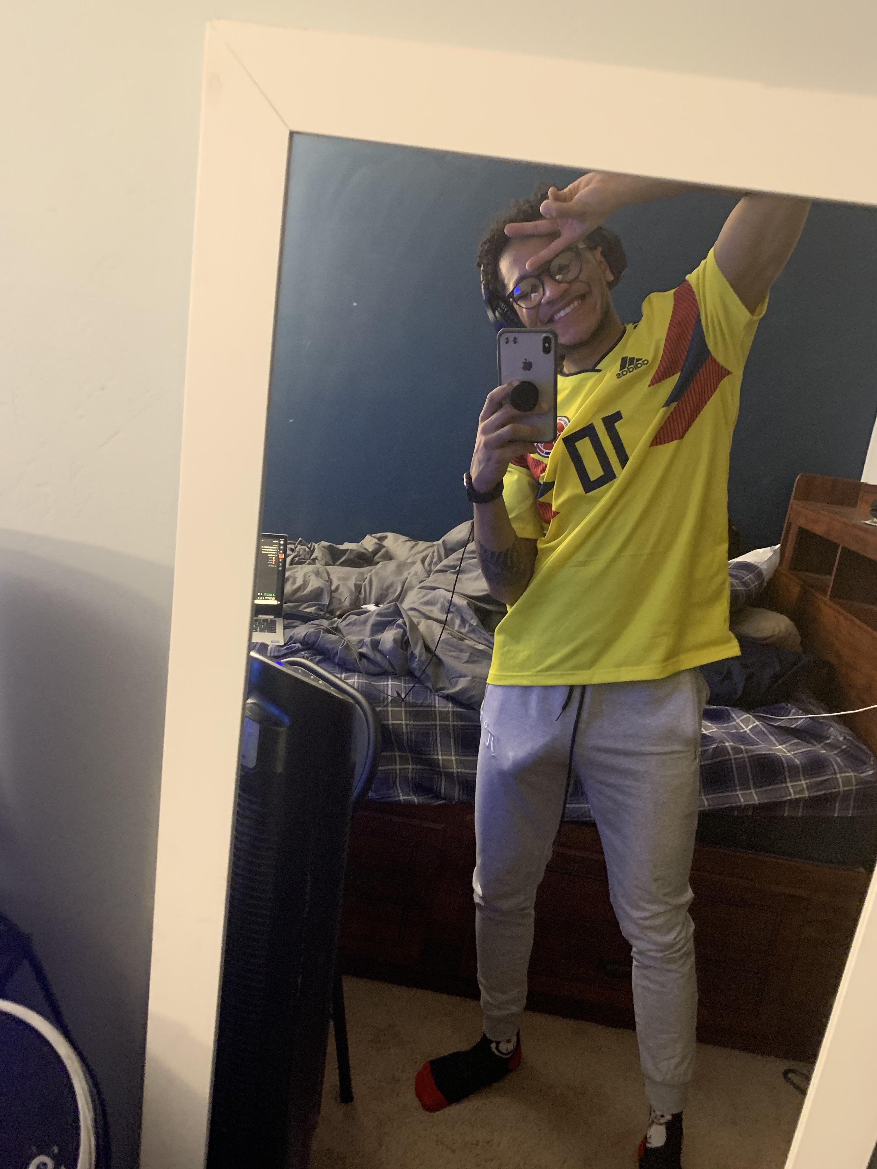 Wine drunk playing Xbox r/MassiveCock