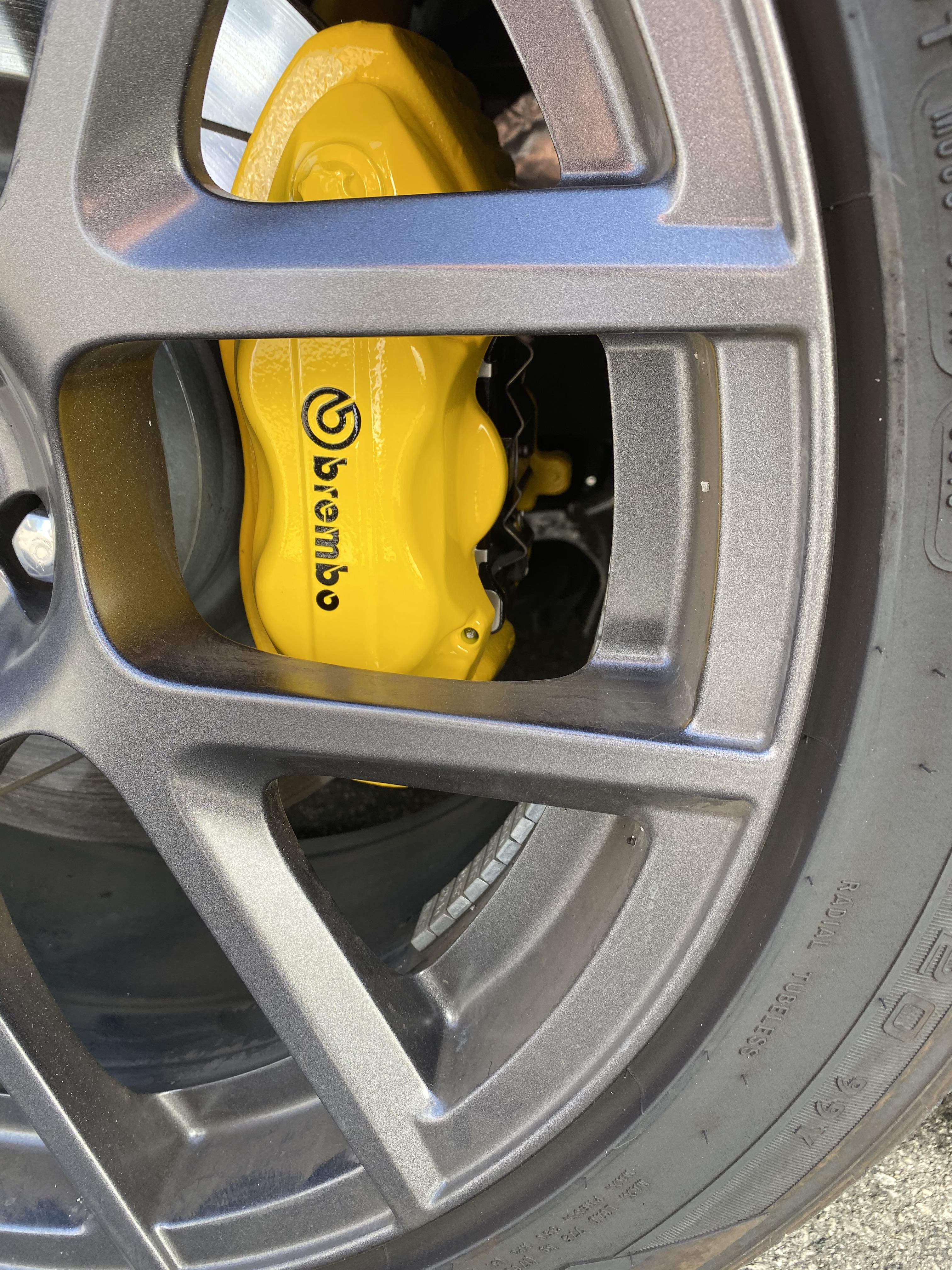 Yellow calipers close up r/Charger