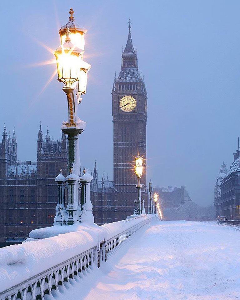 London snowy night around the Palace of Westminster r