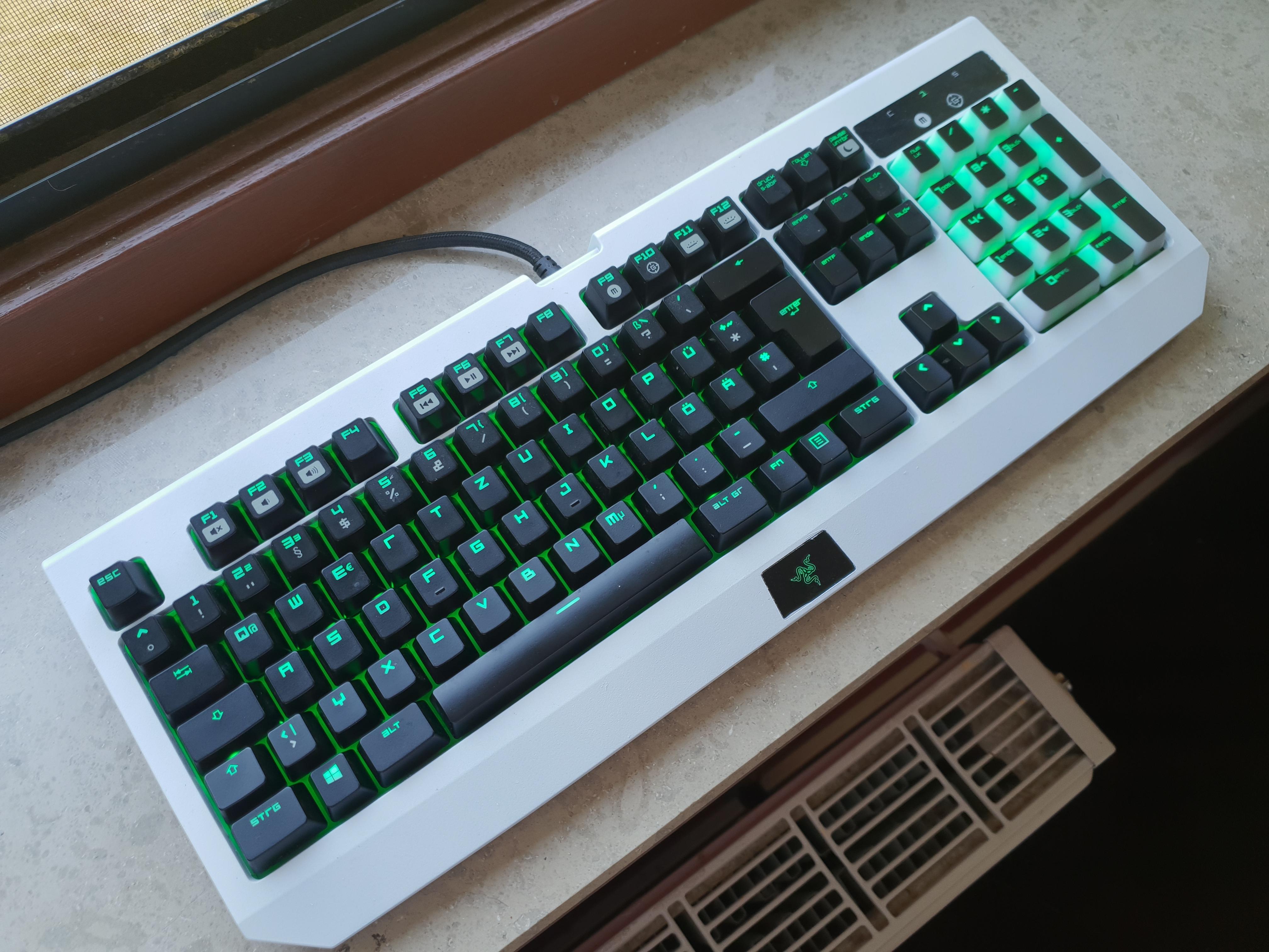 Custom Painted Razer Blackwidow w/ polished numpad keycaps r