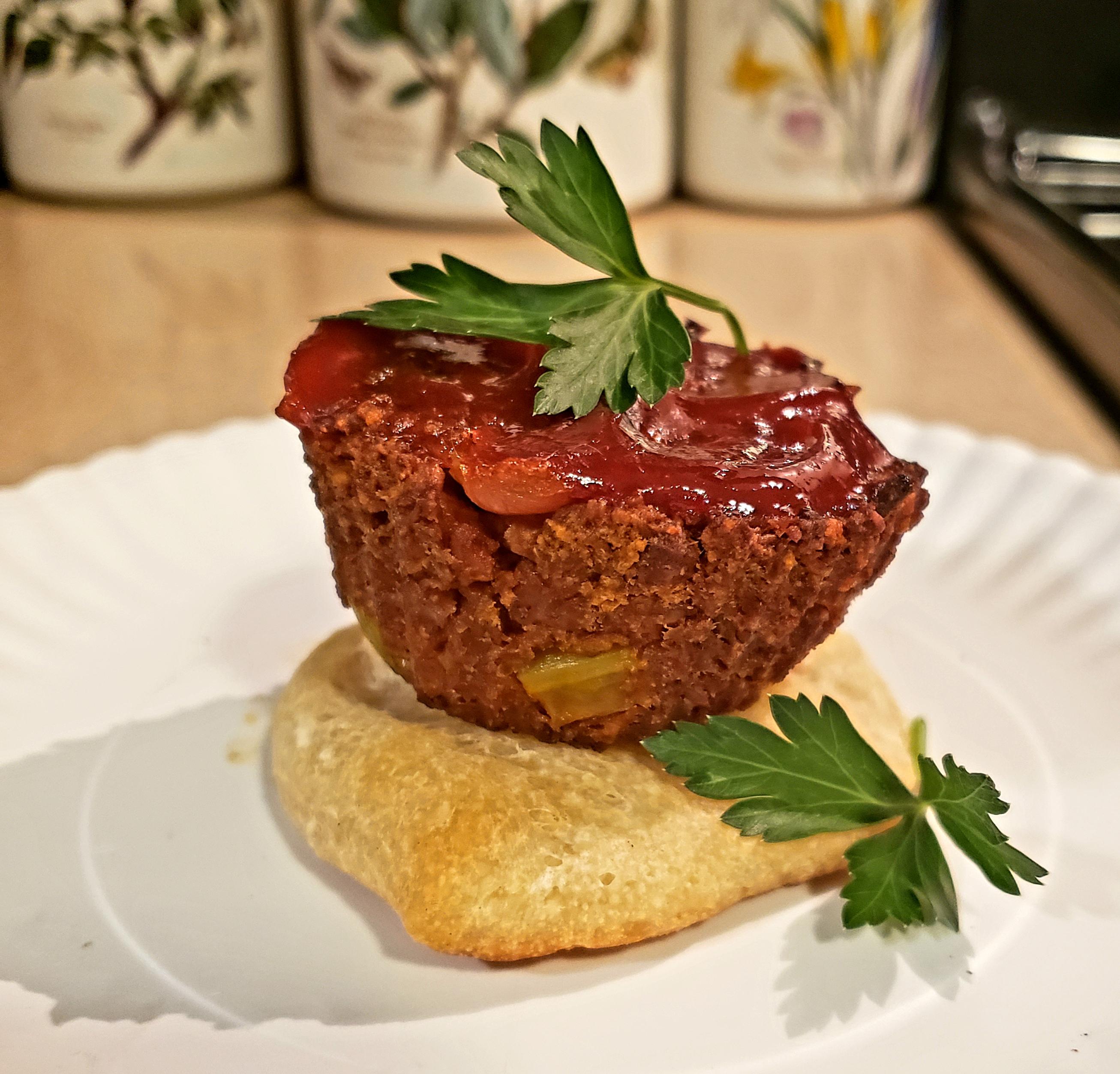 [Homemade] Beyond 'meatloaf' muffin on a pizza crust disc r/food