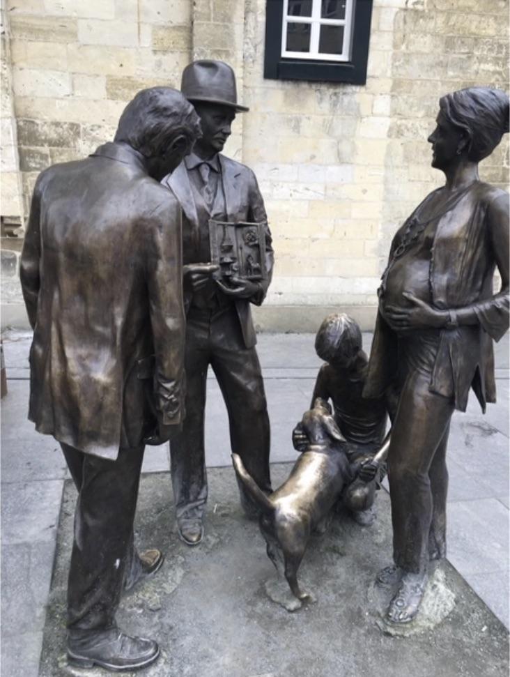 The dog’s back has turned gold from all of the people petting it r/pics