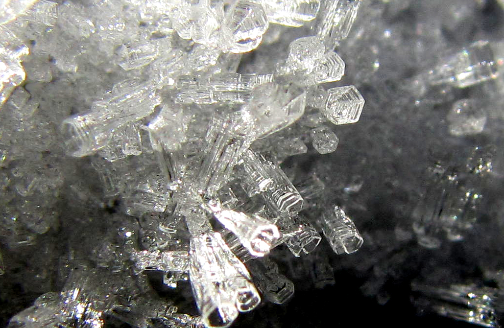 Hexagonal tube formation of ice crystals r/mildlyinteresting