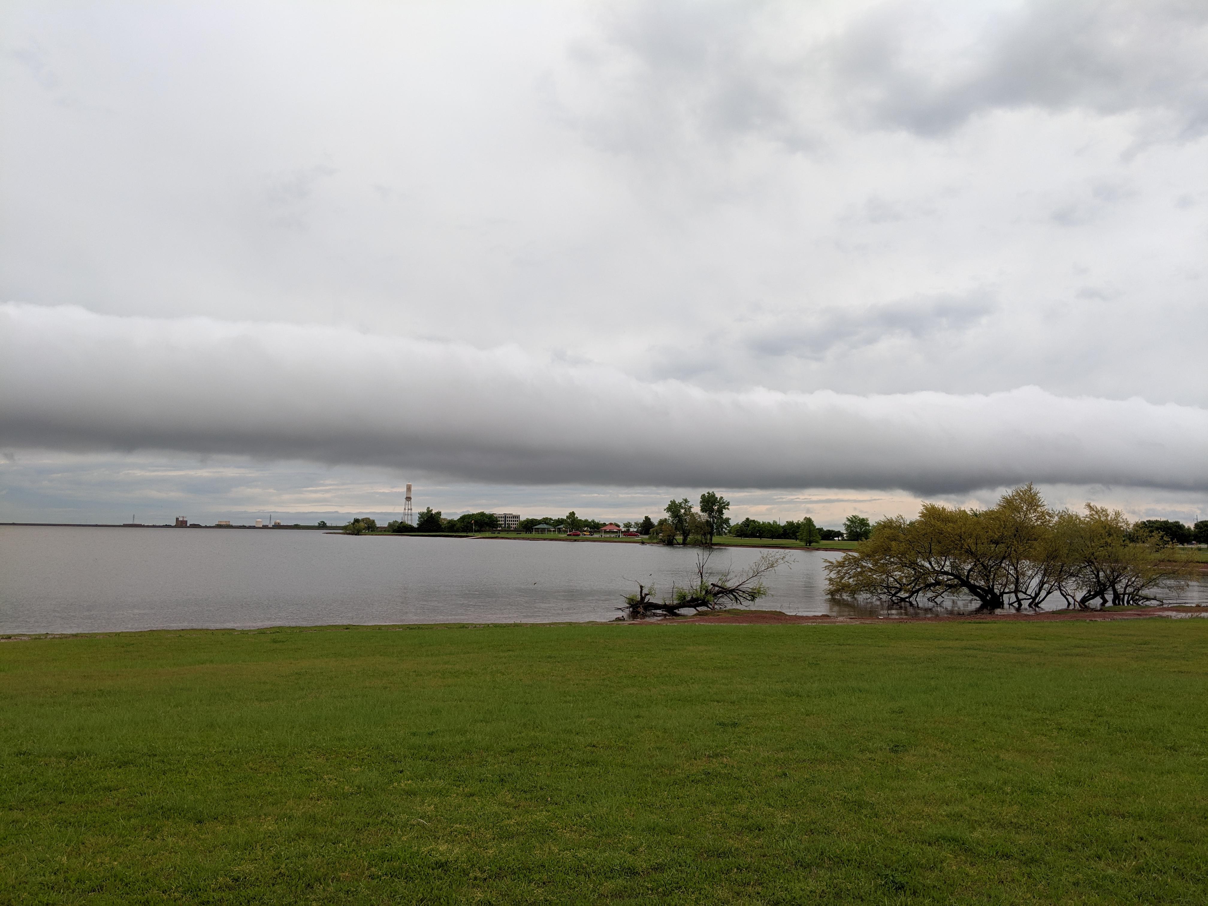 Roll cloud over Lake Hefner in Oklahoma City! r/weather