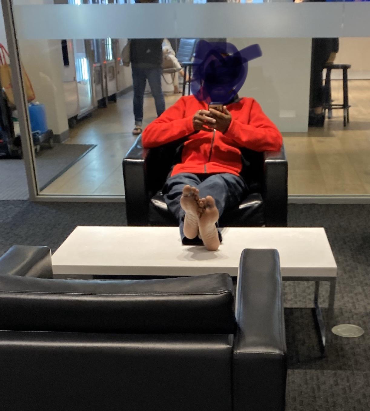 Please be a good guest at the Tesla lounge (Kettleman City, CA). It was packed, full of holiday