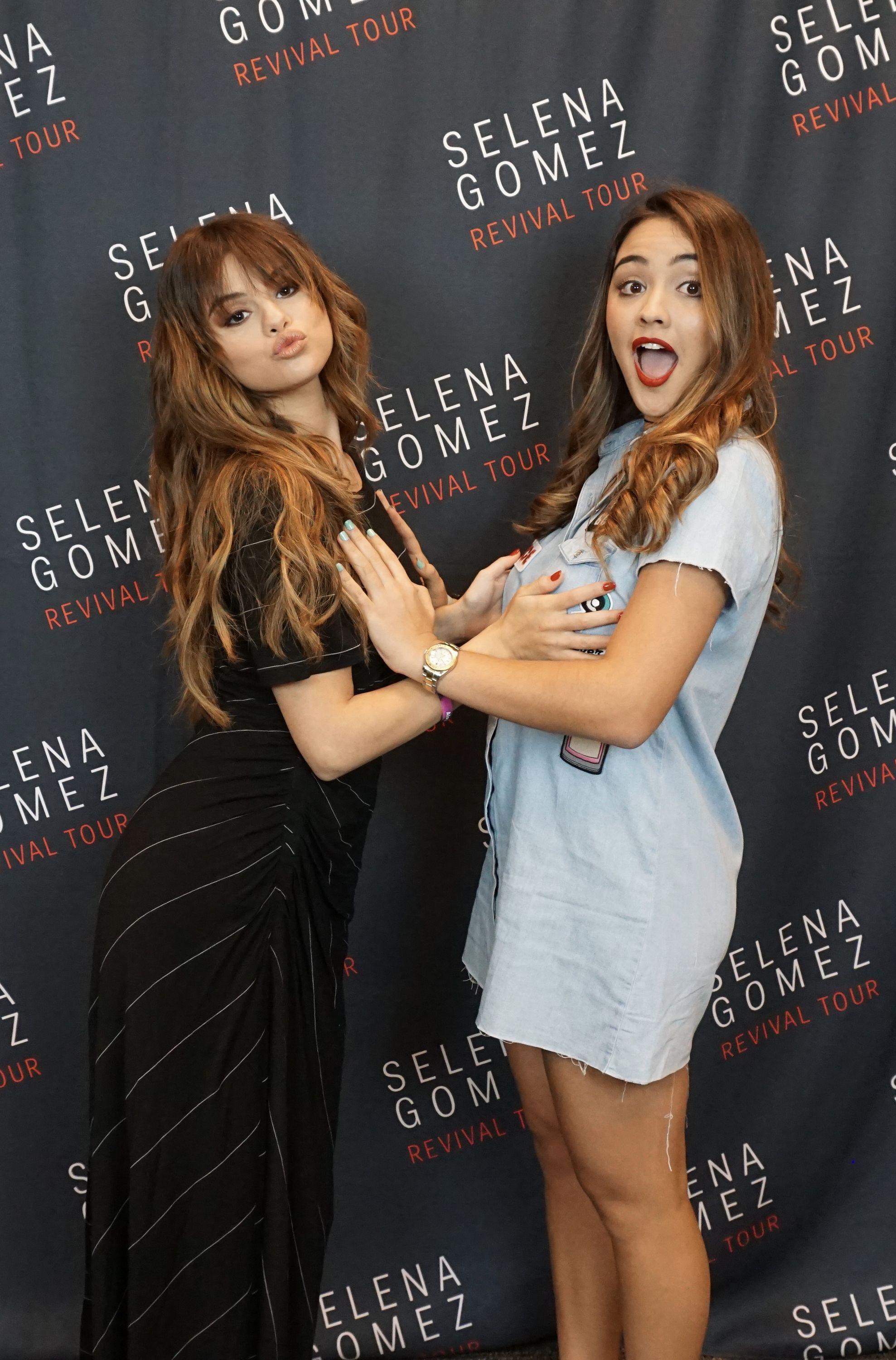 Selena gomez letting fans groped her boobs : SelenaGomezHot