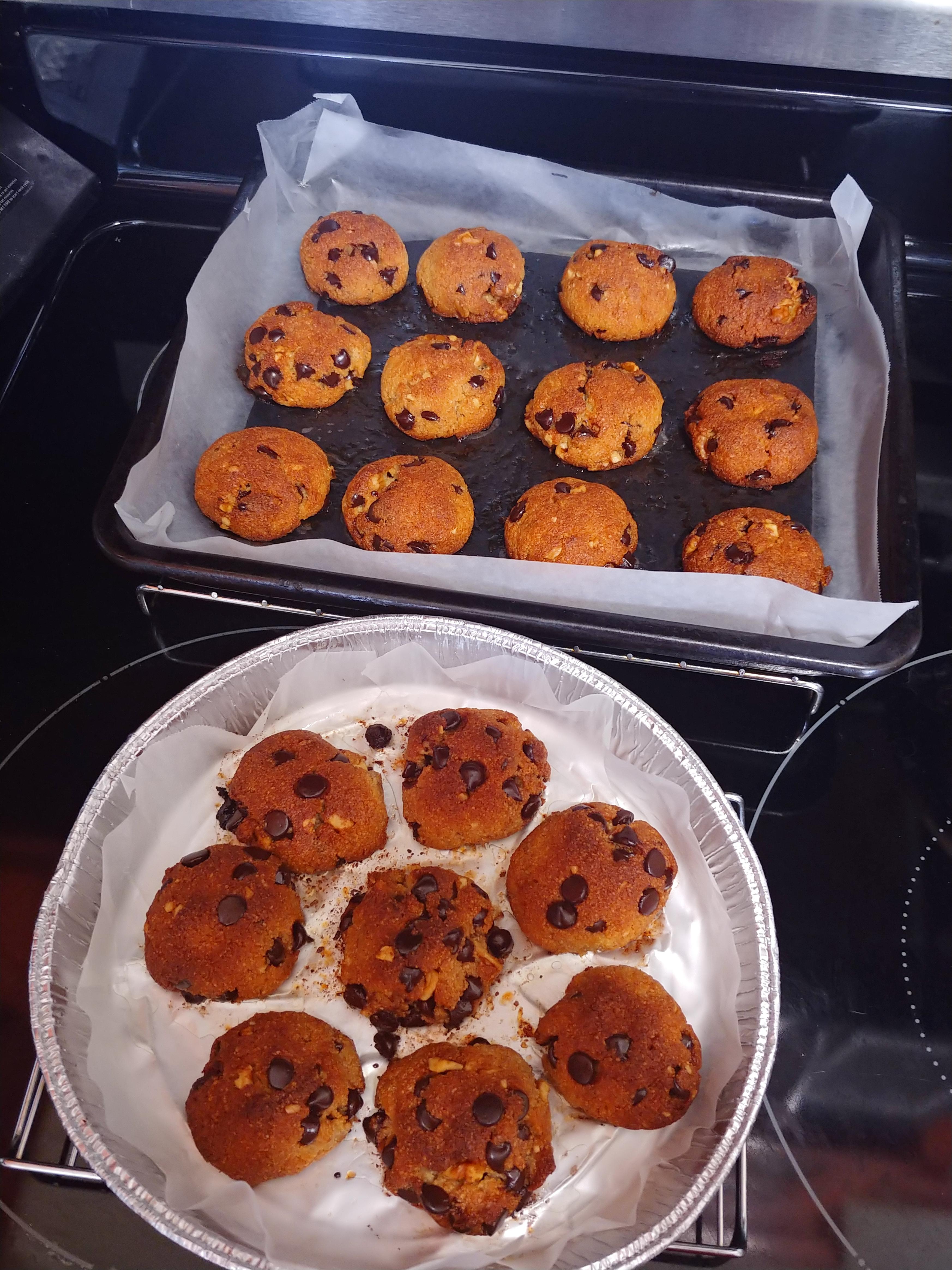 Fresh out of the oven, chocolate chip walnut cookies! r/ketorecipes
