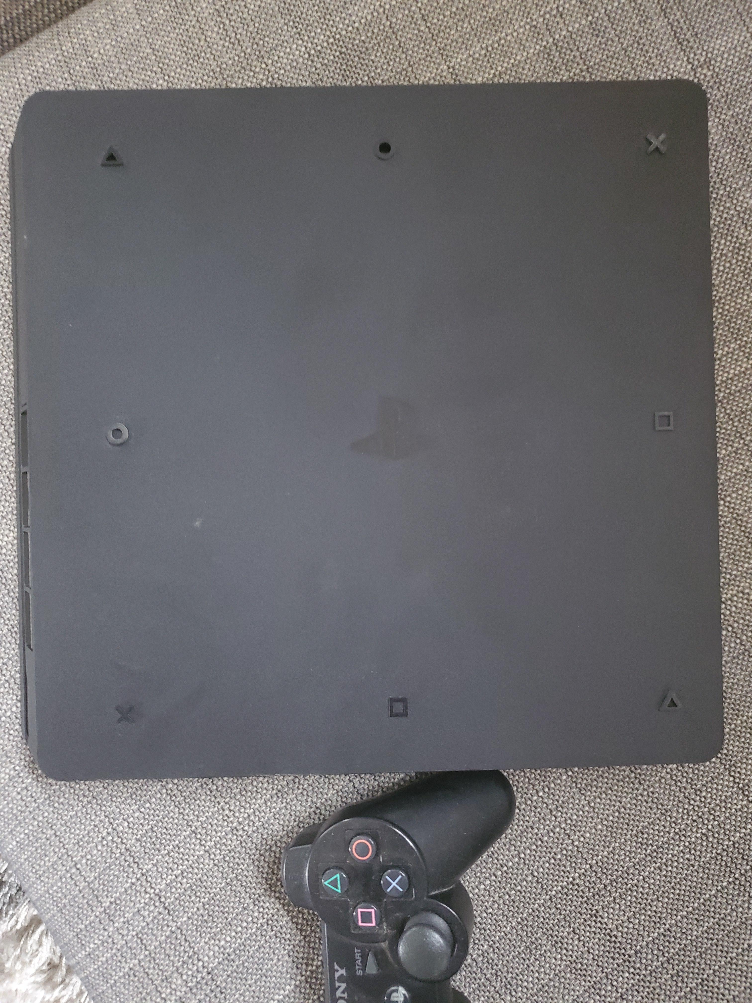 The rubber feet on the PS4 are shaped like the playstation controller's