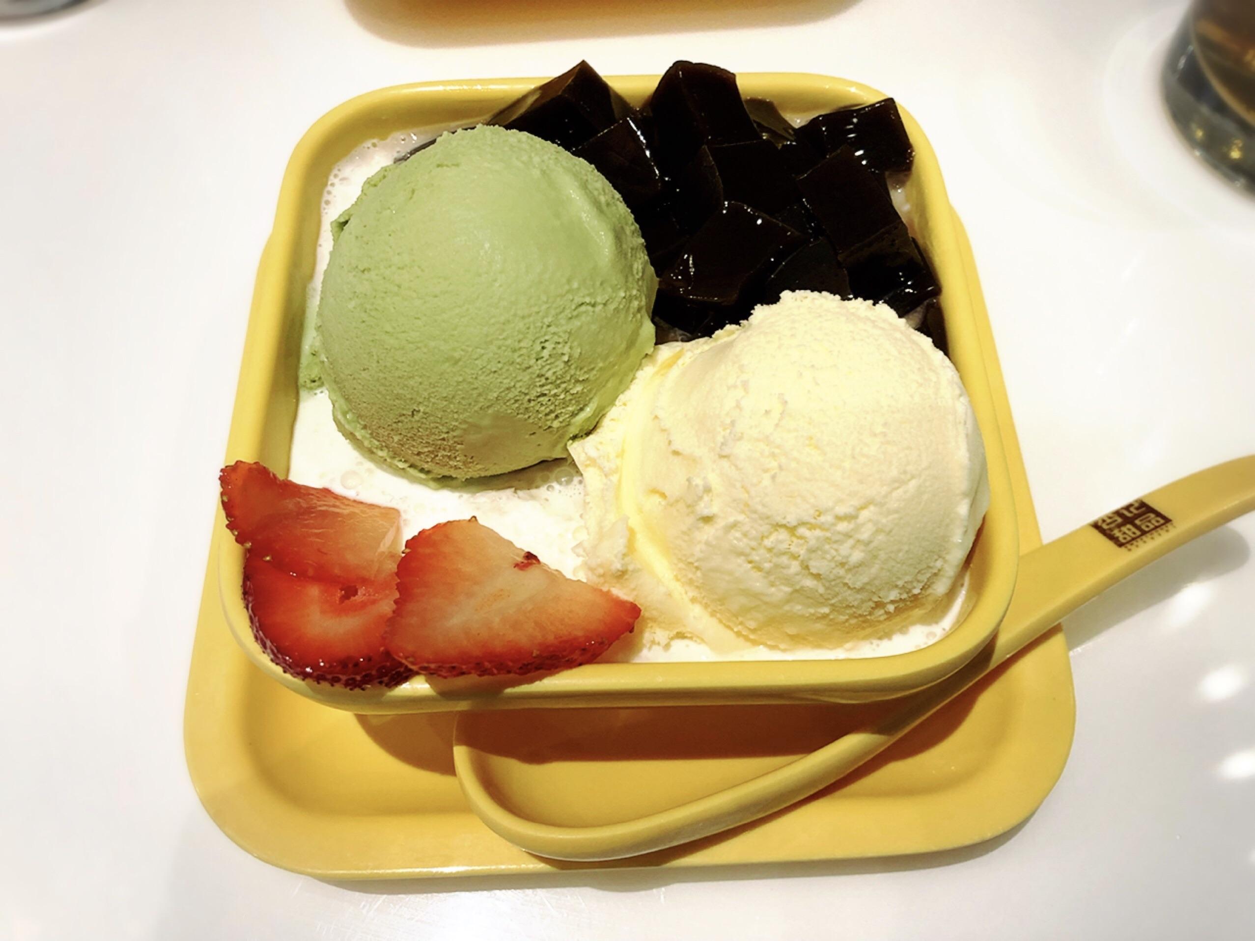 [I ate] green tea and vanilla grass jelly dessert r/food