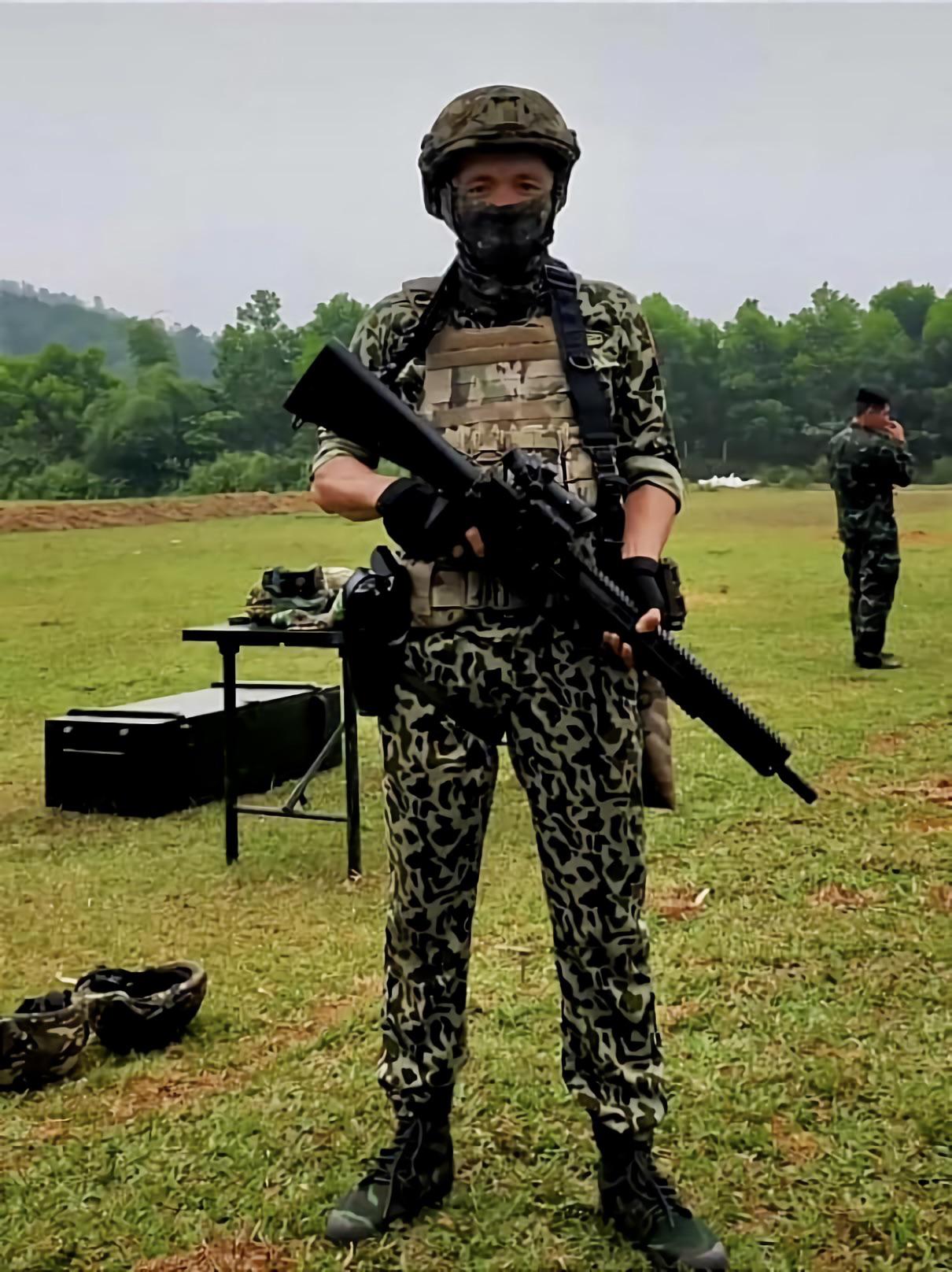 A Vietnamese operator of the special force training for military