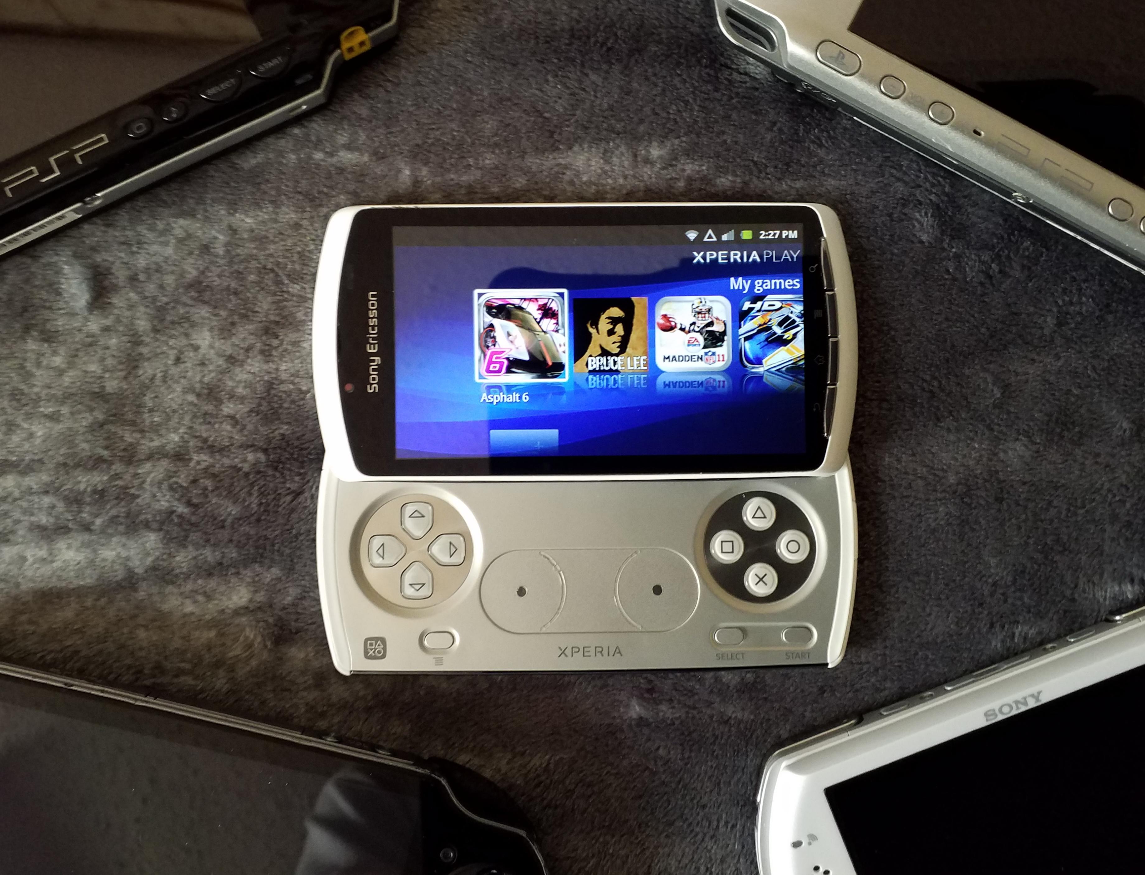 What do we think about the Xperia Play? r/PSP