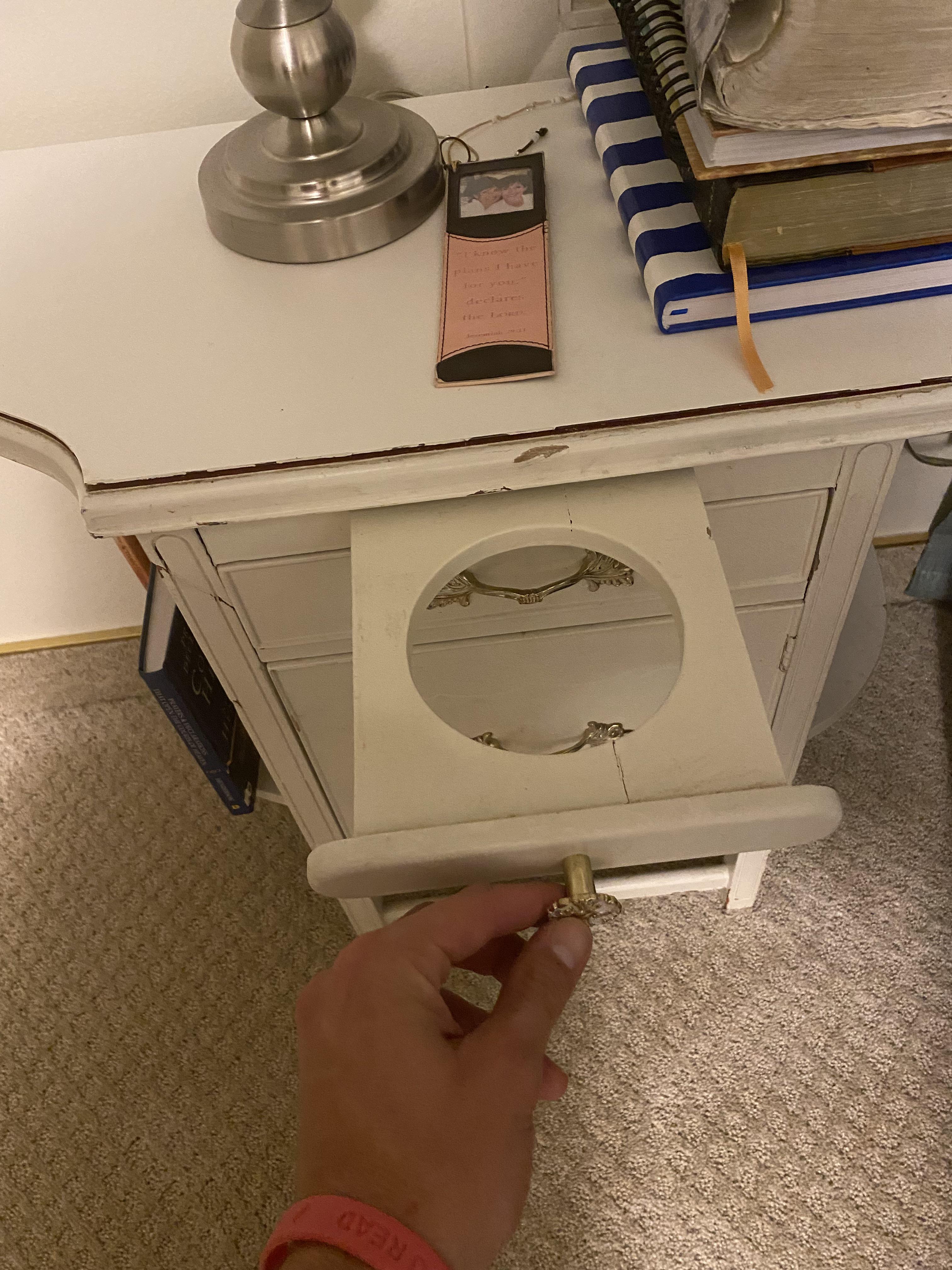 33 Hilarious Antique Furniture Puns Punstoppable 🛑