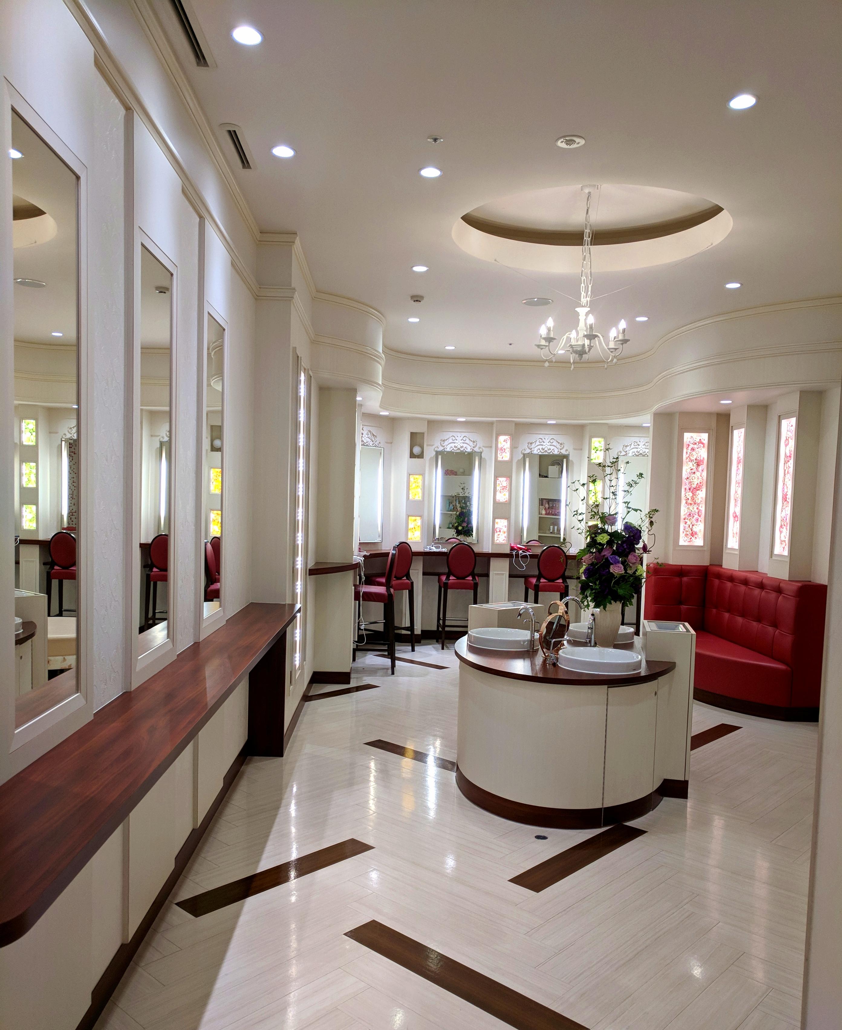 The ladies' bathroom at my nearby mall in Japan r/pics