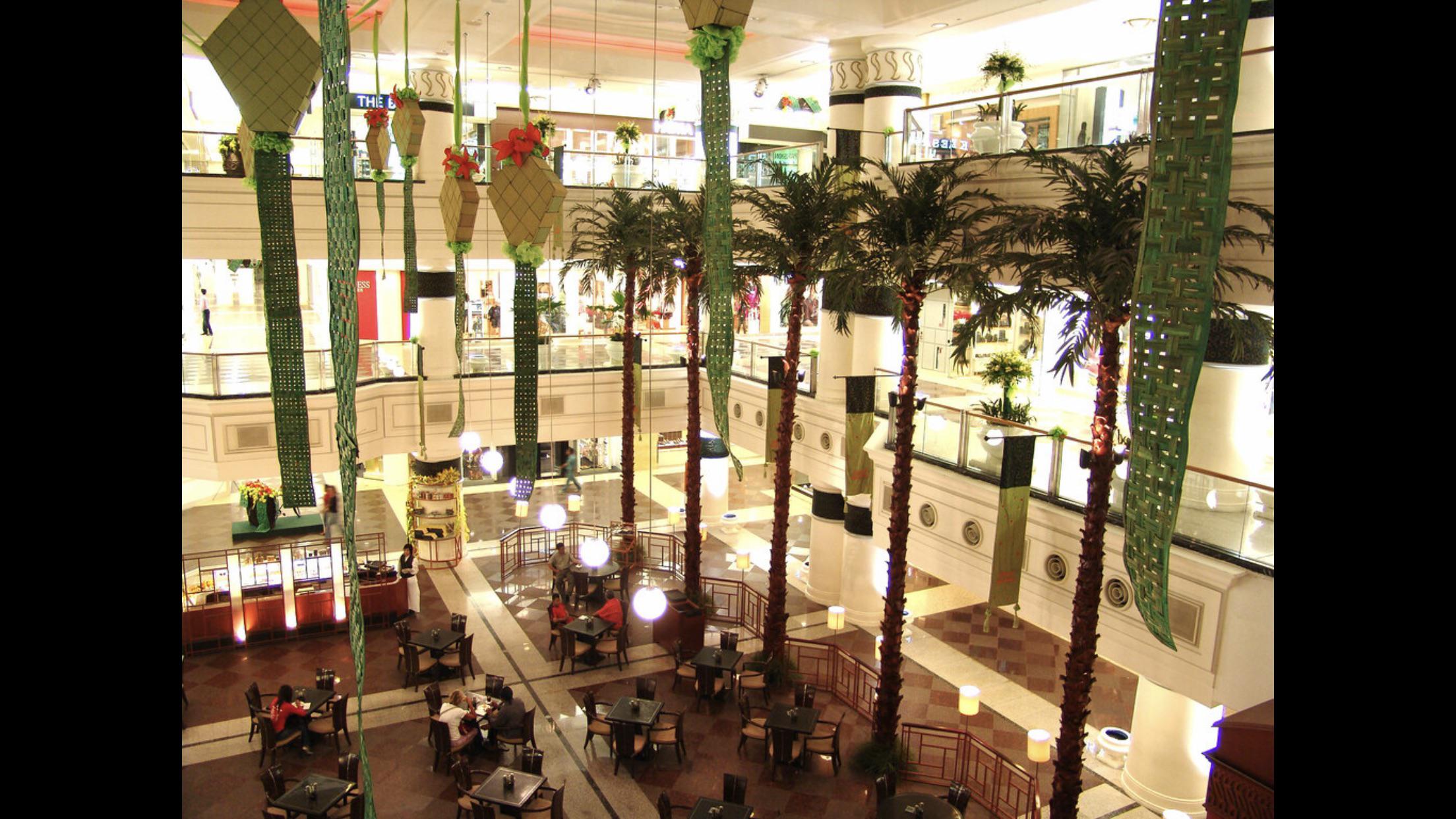 La Moda Cafe at Plaza Indonesia Main Atrium, 2005 r/indonesia