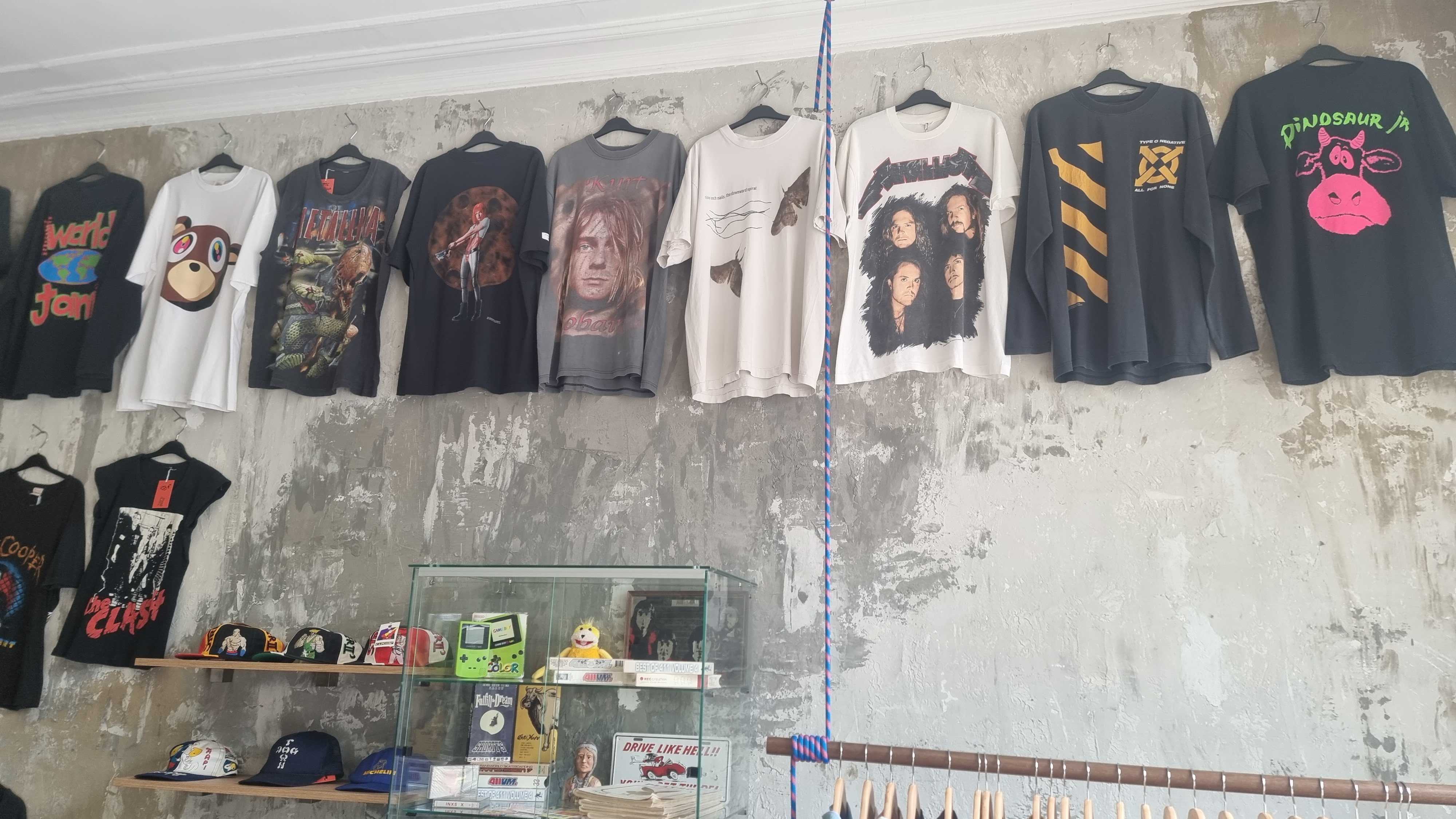 Does anyone recognize this vintage Tshirt shop somewhere around rue