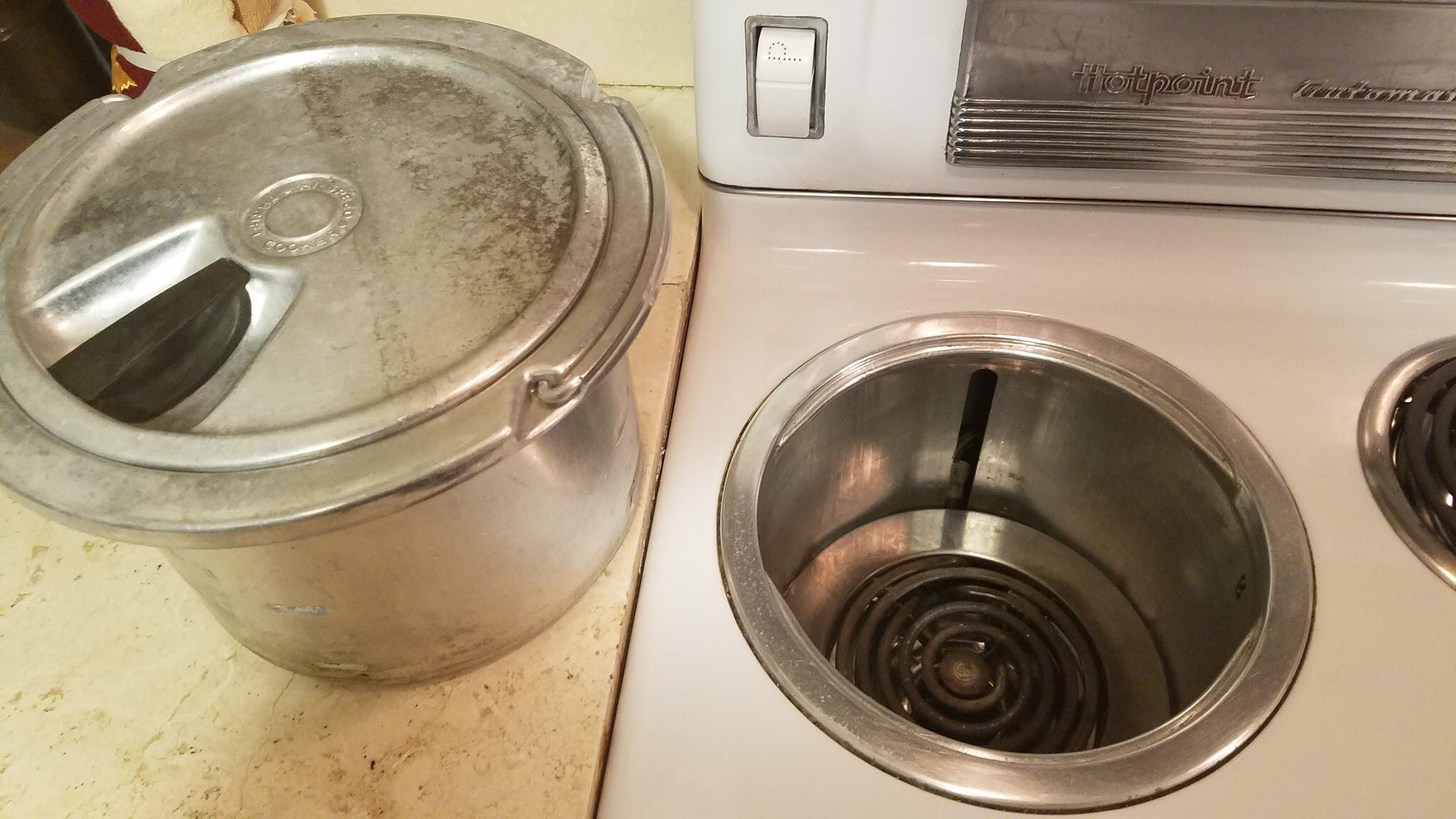 This 1950’s stove has a built in soup pot r/mildlyinteresting