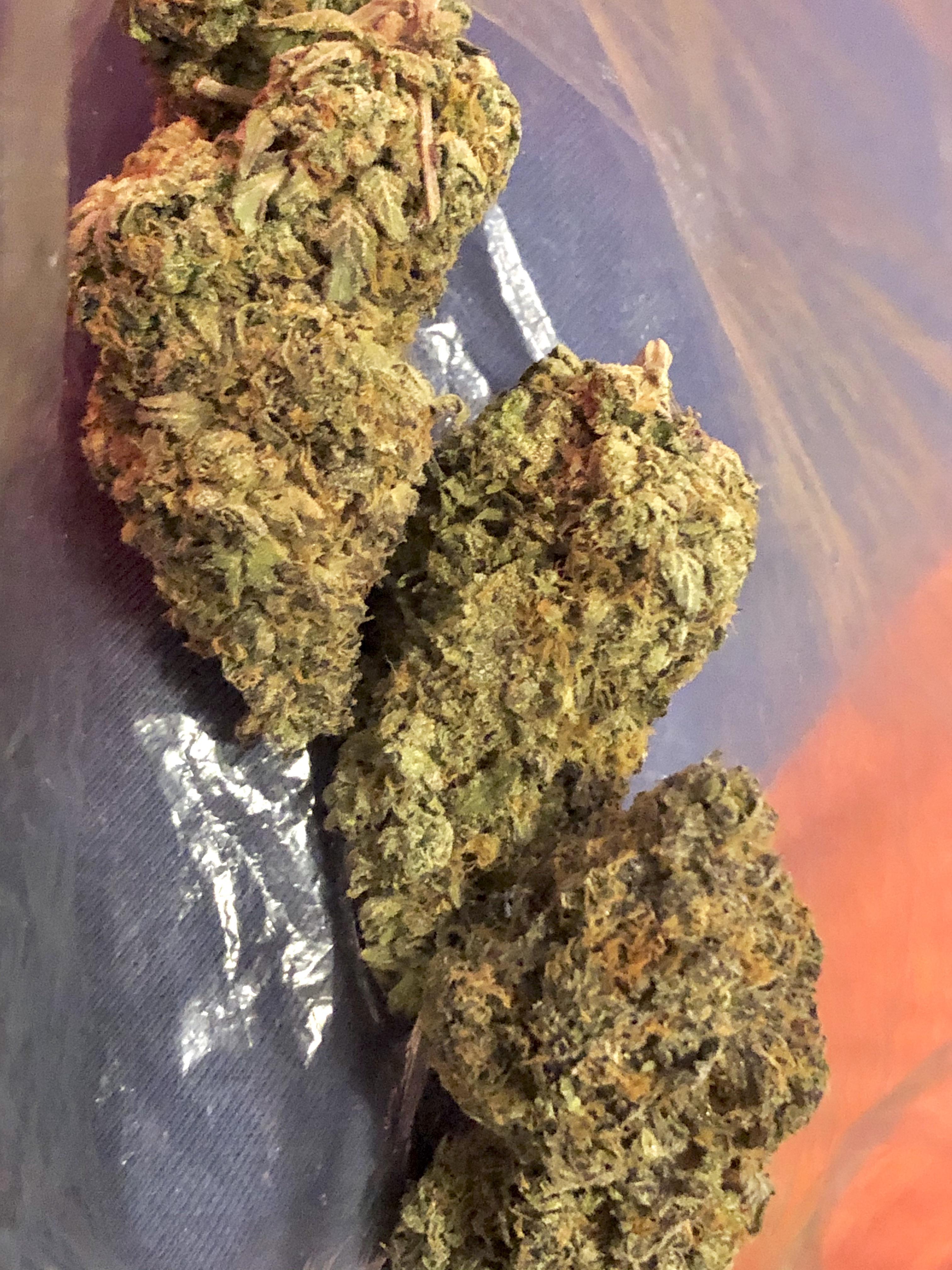 Wedding crashers wow the smell on this strain is unlike