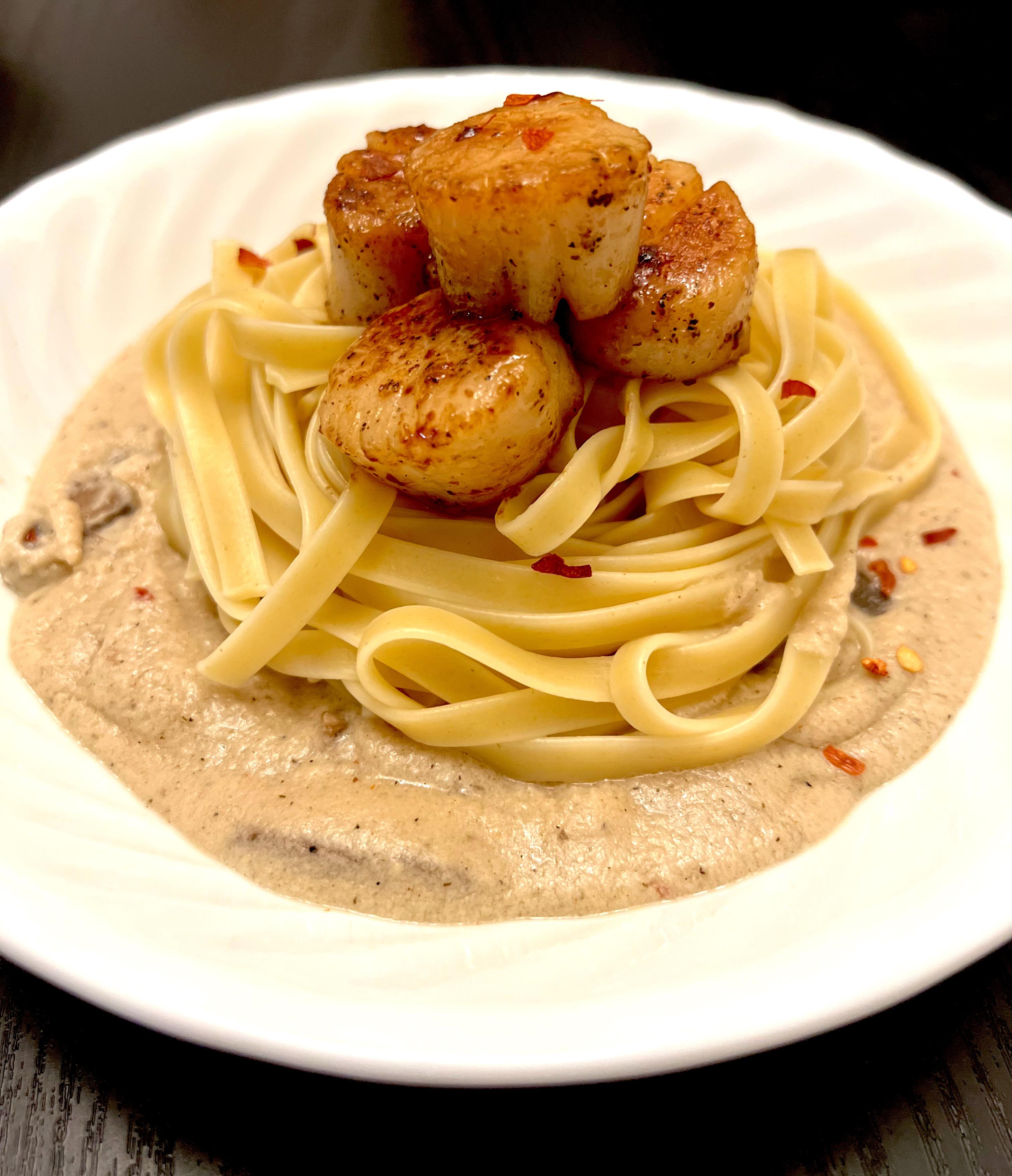 [homemade] Garlic Mushroom Alfredo w/ Scallops r/food