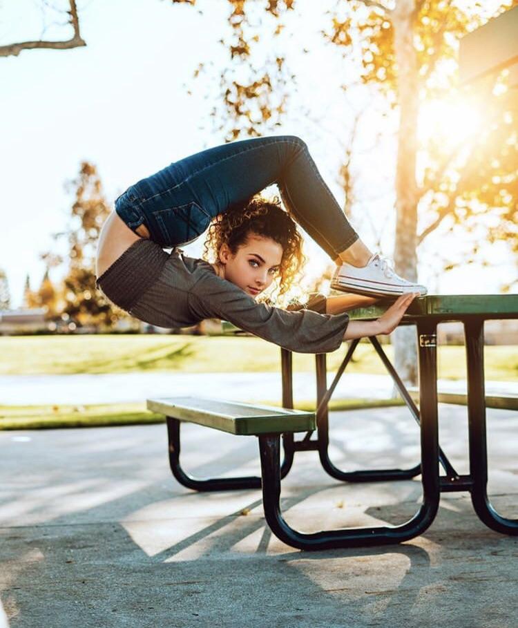 Sofie Dossi doing hand balancing r/blackmagicfuckery