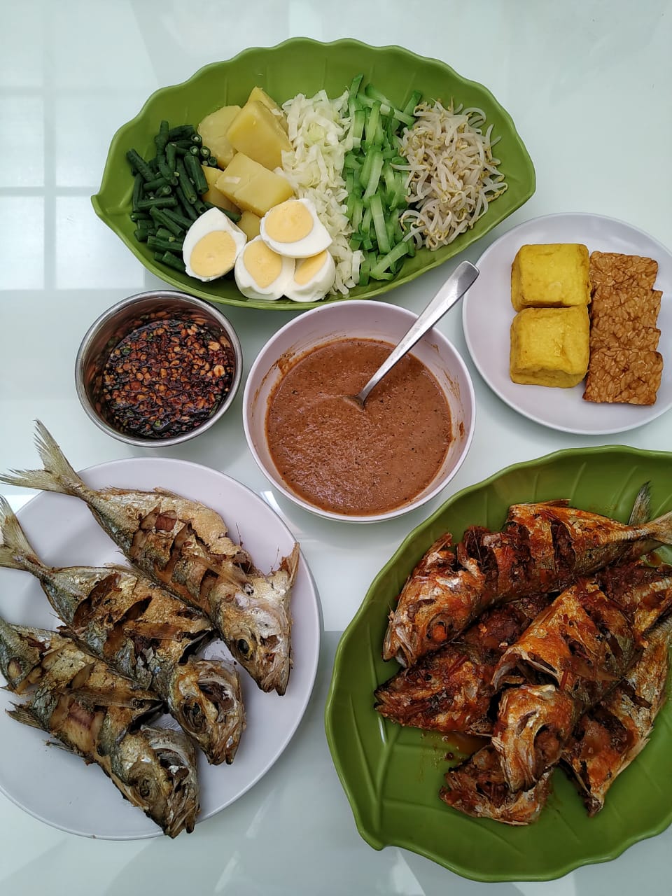 Ikan Kembung Goreng Balado & Sambal Kecap, plus Sayuran Rebus, Tahu