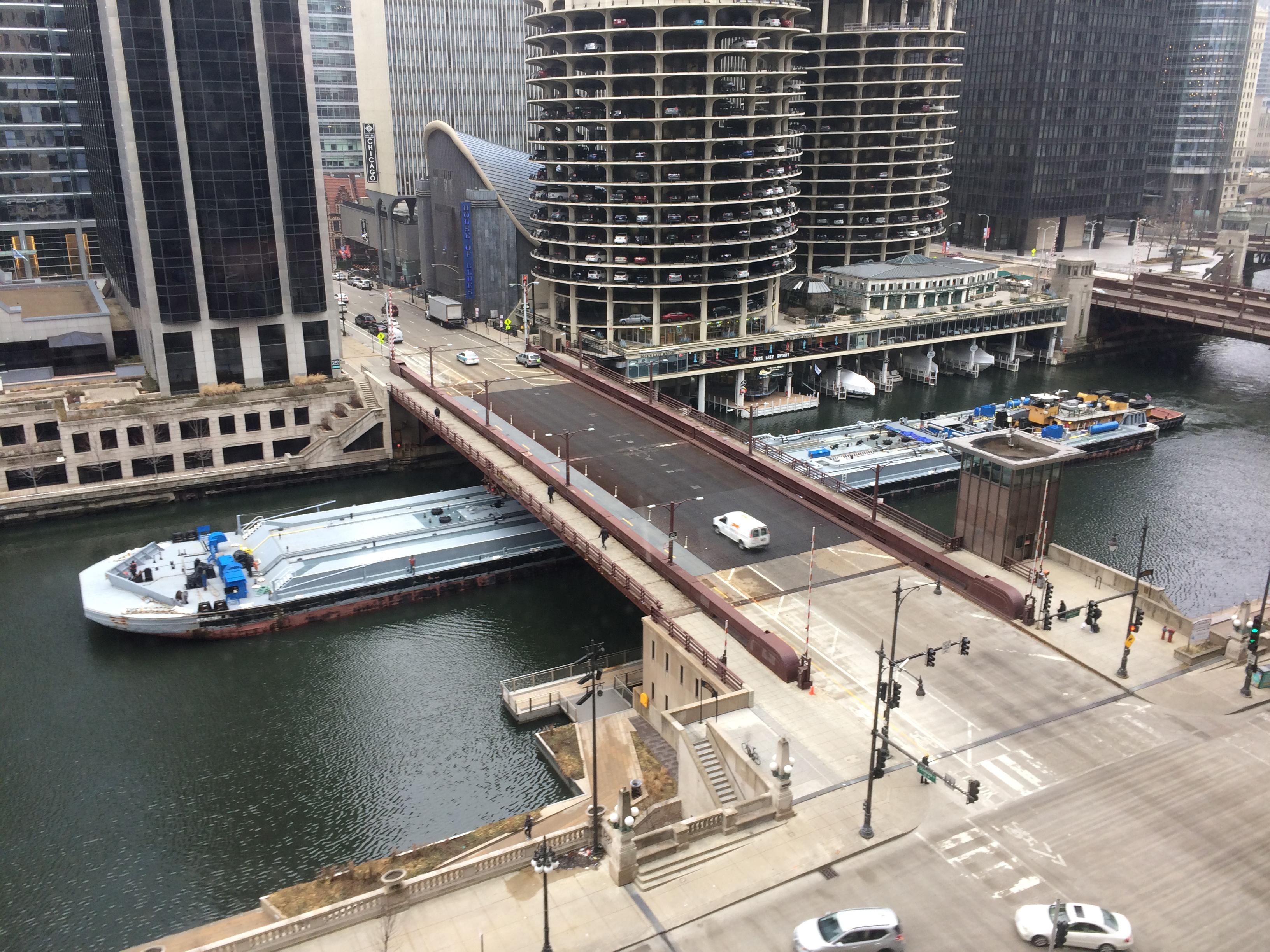 Long boat in Chicago River r/whatisthisthing