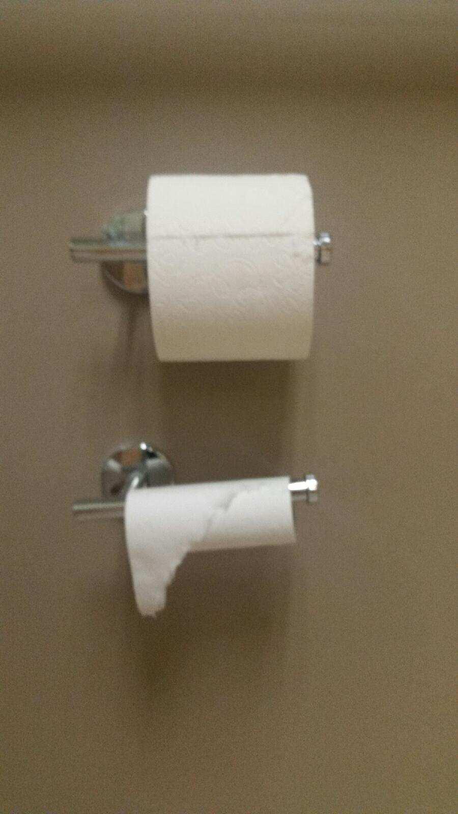 This toilet paper roll placement r/mildlyinfuriating
