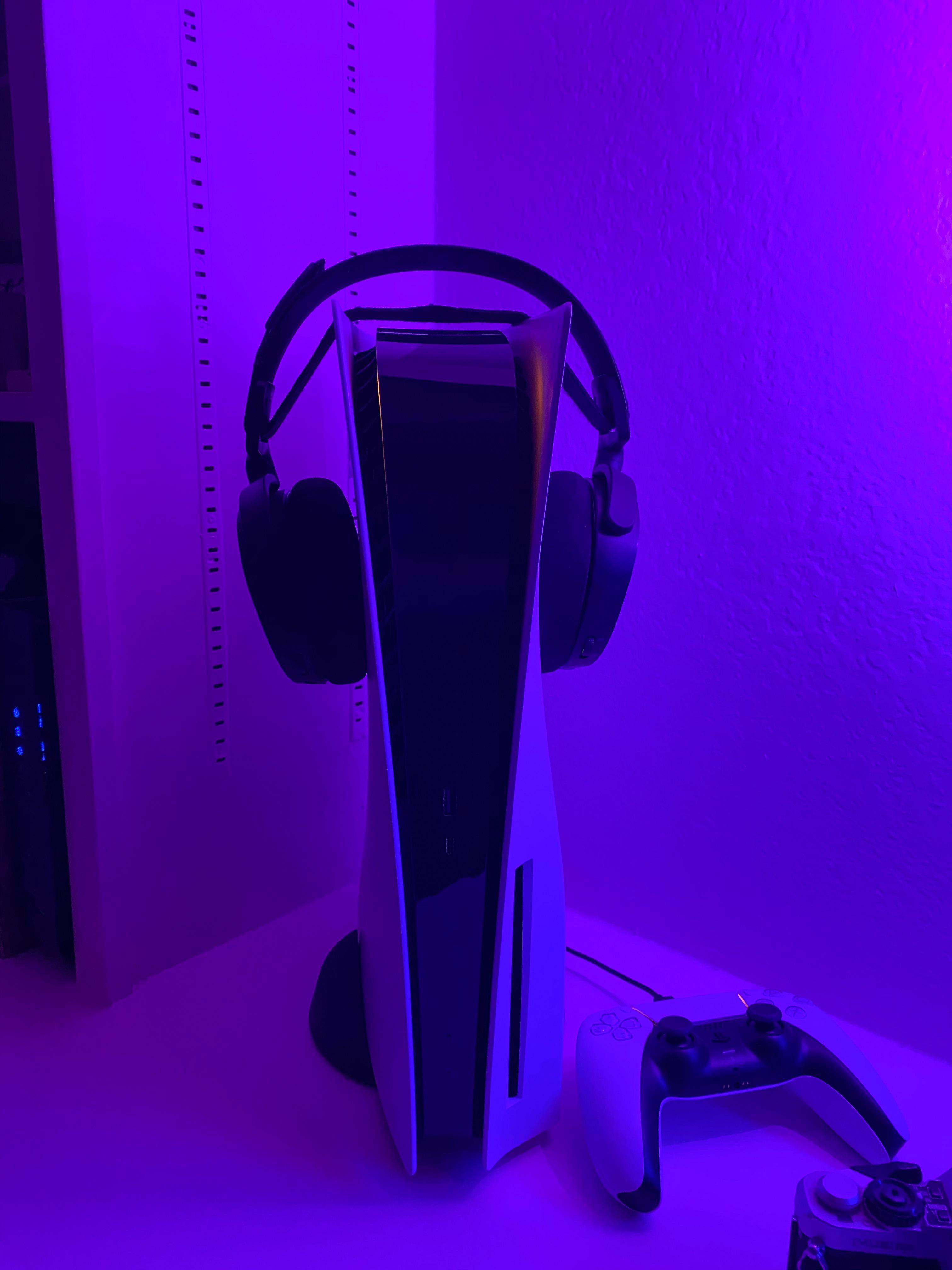 This is the dopest headphone stand I’ve owned to date. r/PS5