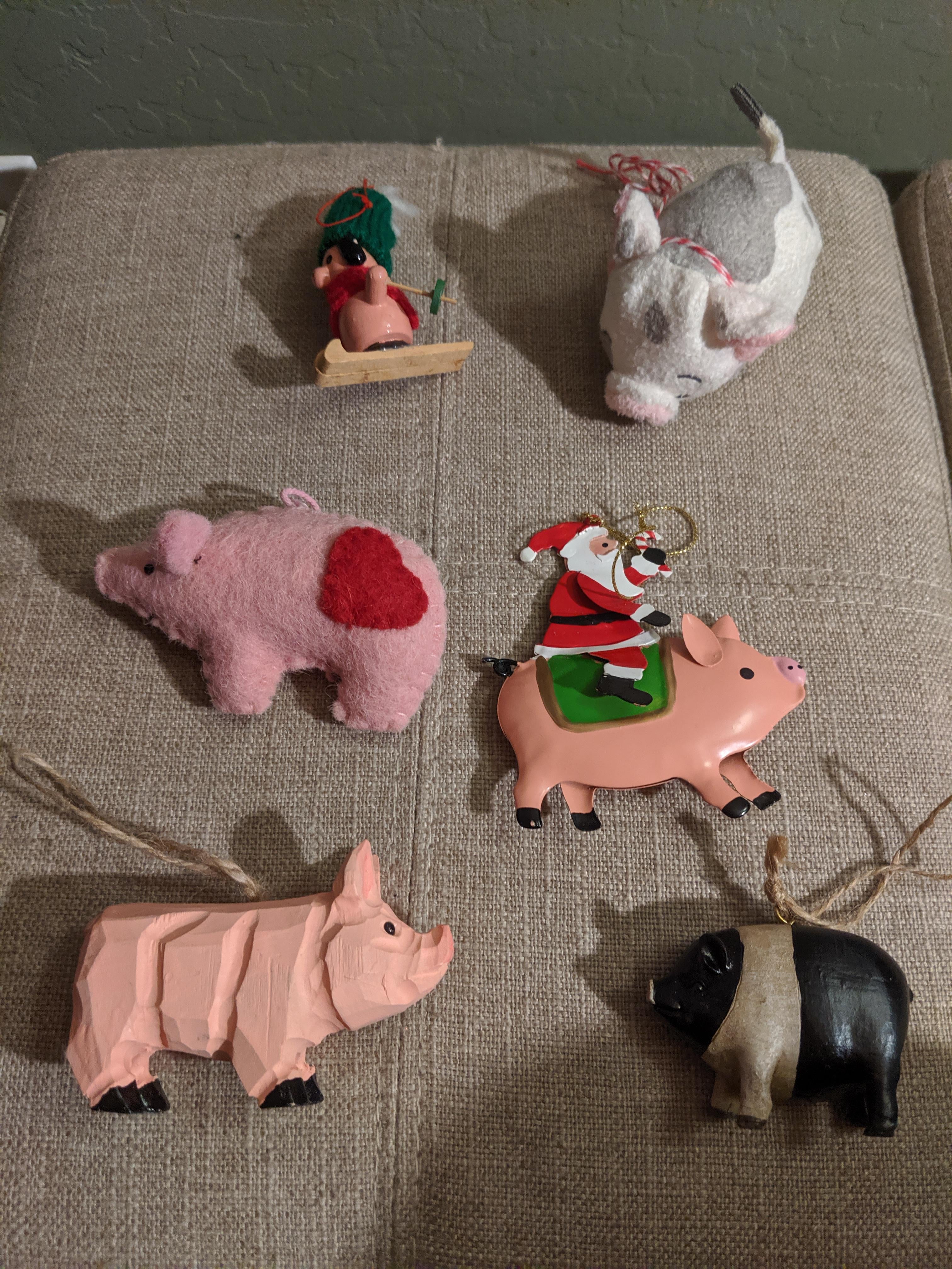 I collect pig ornaments! Hoping to add more this year! r/pigs