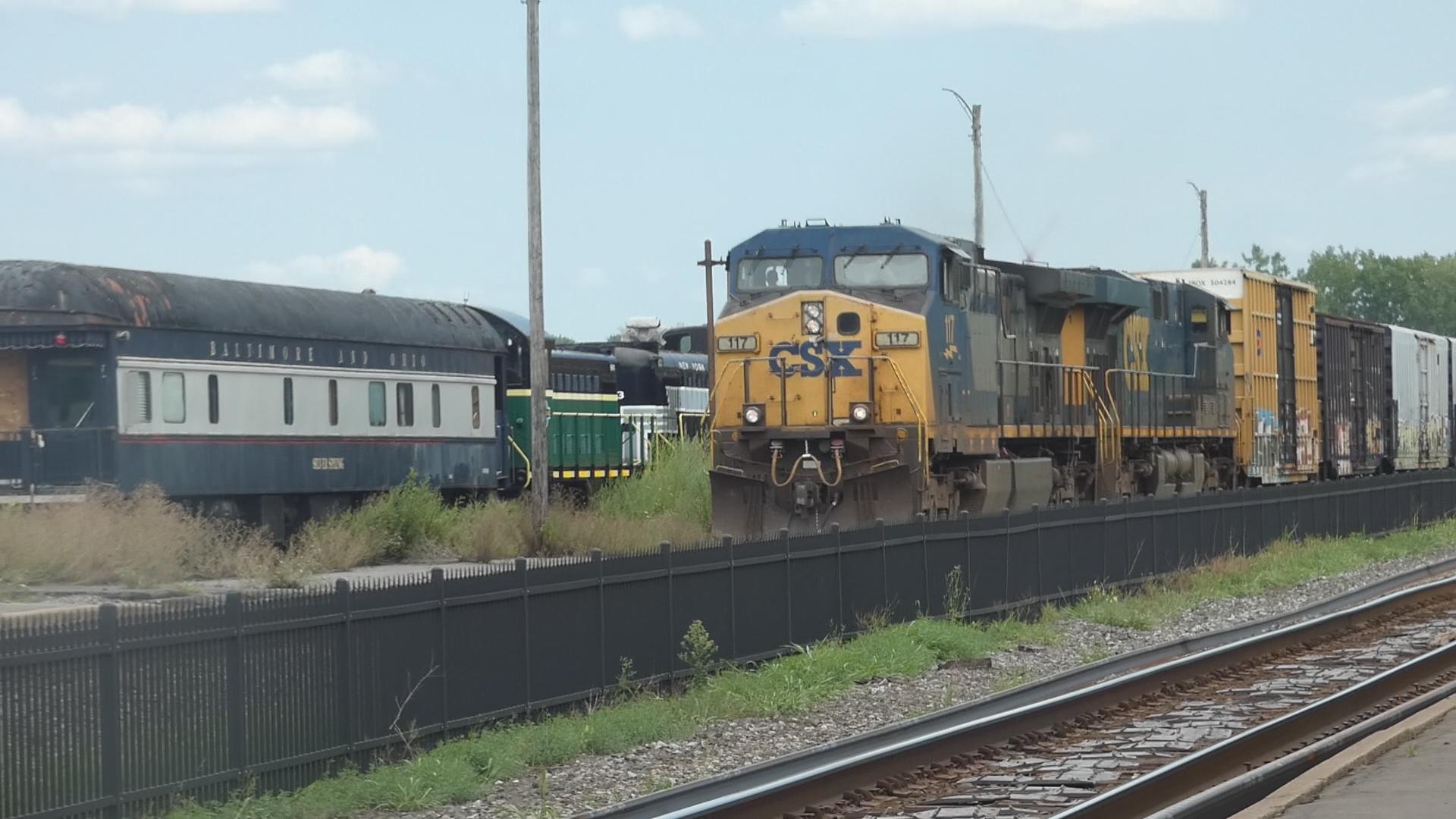 CSX 117 Leading a Mixed Freight Train through Utica r/trains