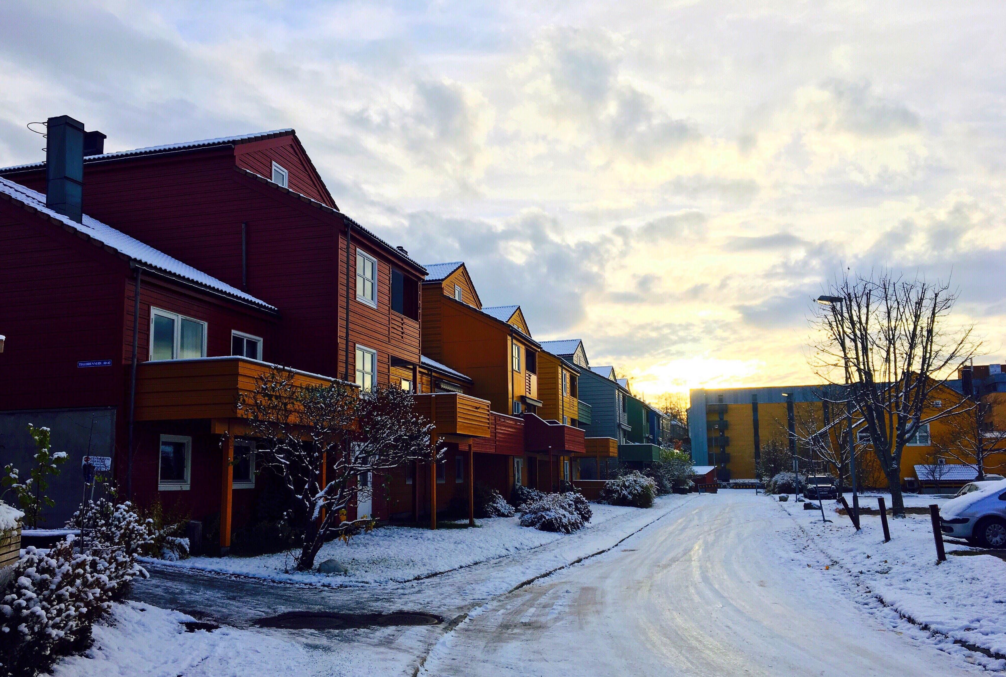 Colourcoded Houses in Trondheim, Norway [3412 x 2297] [OC] r/winterporn