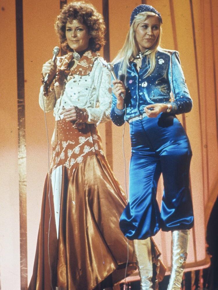 Does Frida have naturally curly hair? ABBA