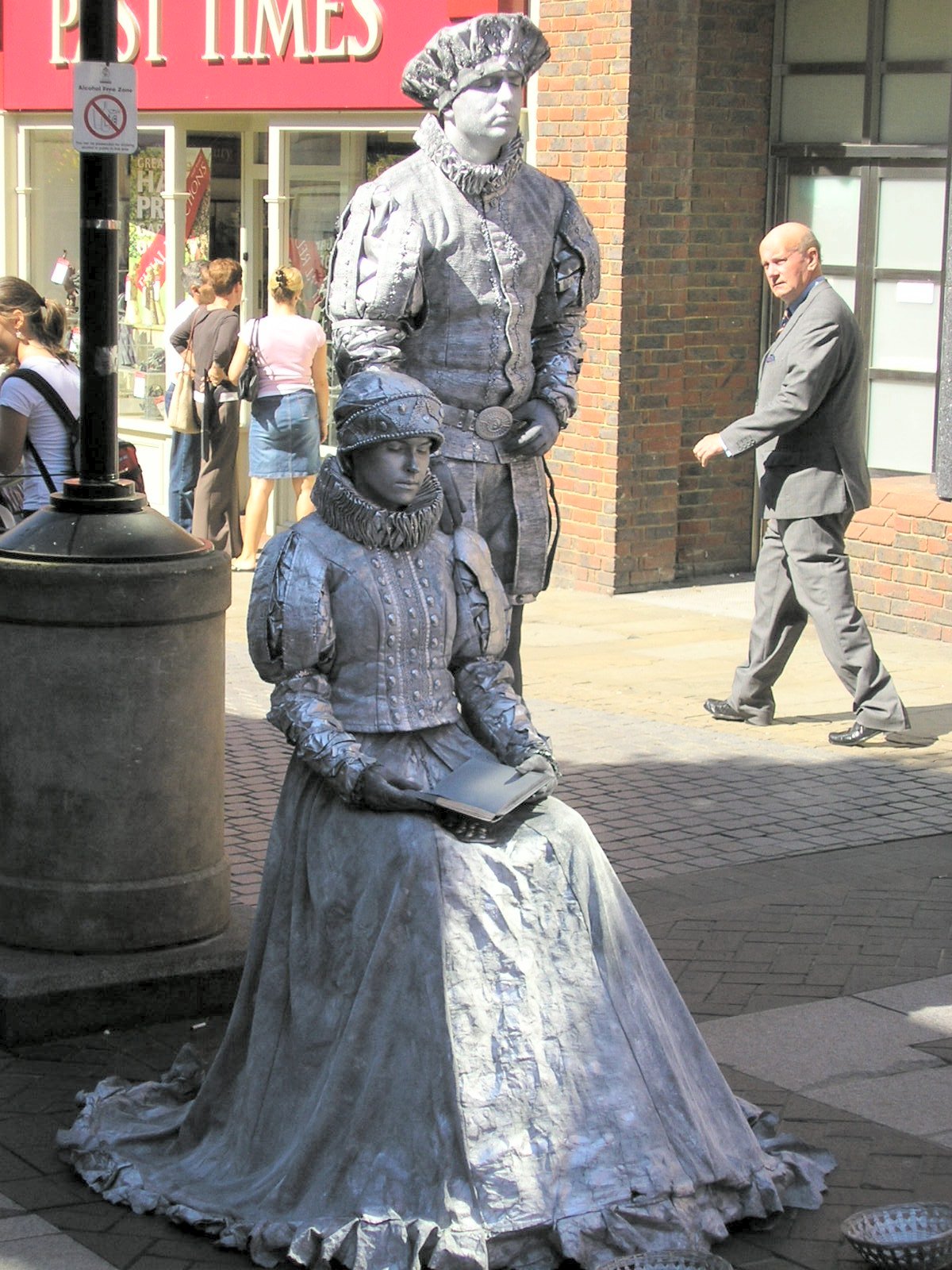 Human streetstatues in Windsor, England r/mildlyinteresting