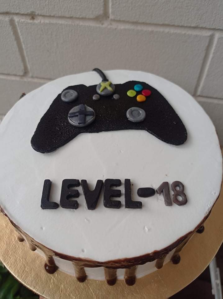 I got a gaming cake(homemade) this birthday r/gaming