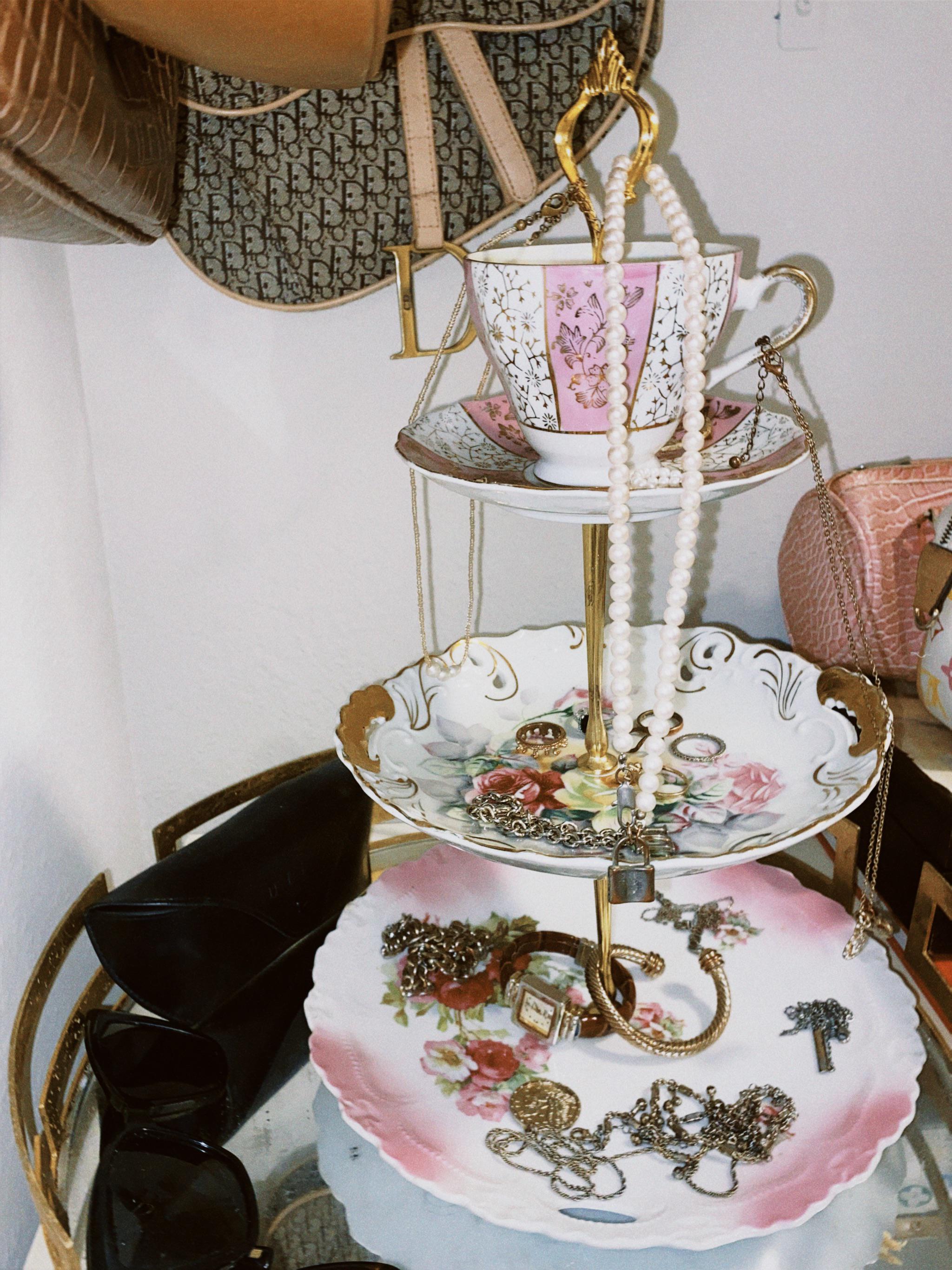Vintage tea cup cake stand!!! (Jewelry holder???) 👏🤣 r/ThriftStoreHauls